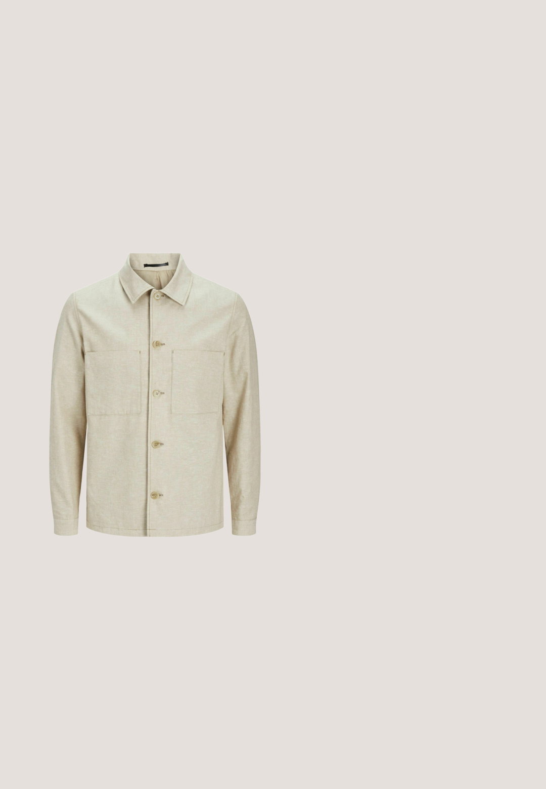 Veste boutonnée beige clair en tissu texturé, avec un col, deux poches avant et une coupe droite à manches longues.; Chemise à manches courtes avec boutons en léger pêches, ornée de rayures verticales blanches, dotée d'une poche et d'un col. Tissu doux et texturé.; Shorts blancs en tissu léger, dotés d'une taille élastique avec cordon de serrage et d'une surface lisse et texturée.; Espadrille beige en toile à enfiler avec semelle en corde tressée et petite boucle au talon, vue de profil sur fond blanc.; Lunettes de soleil carrées avec une monture écaille de tortue, des accents dorés et des verres verts. Des motifs brun foncé et clair créent un aspect texturé.; Ceinture en tissu marron tressé avec boucle métallique argentée et passant en cuir sur fond blanc.