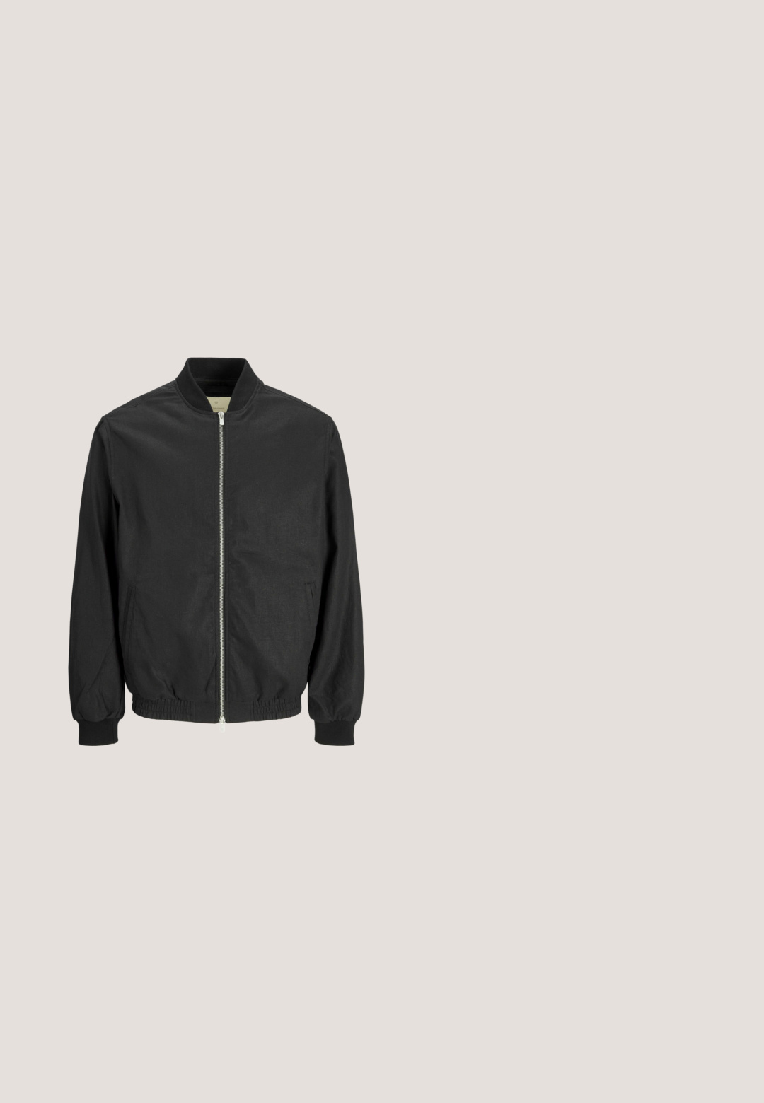 Schwarze Bomberjacke aus glattem Stoff mit Reißverschluss vorne, geripptem Kragen und elastischen Bündchen. Verfügt über seitliche Taschen und einen elastischen Saum.; Schwarzes Kapuzen-Sweatshirt mit Kängurutasche, langen Ärmeln und gerippten Bündchen sowie Saum, vor hellem Hintergrund präsentiert.; Dunkelgraues Slim Fit T-Shirt mit kurzen Ärmeln und rundem Halsausschnitt, aus geripptem Stoff, Größe Medium.; Schwarze Sporthosen aus strukturiertem Stoff, mit verstellbarem Bund, seitlicher Reißverschlusstasche und schmal zulaufenden Bündchen.; Weiße Ledersneaker mit runder Spitze, sechs Ösen, flachen Schnürsenkeln und minimalistischem Design. Besitzt ein kleines Logo an der Seite.; Schwarze Leder-Umhängetasche mit verstellbarem Riemen, vorderer Reißverschlusstasche und „BOSS“-Logo auf glatter strukturierter Oberfläche.
