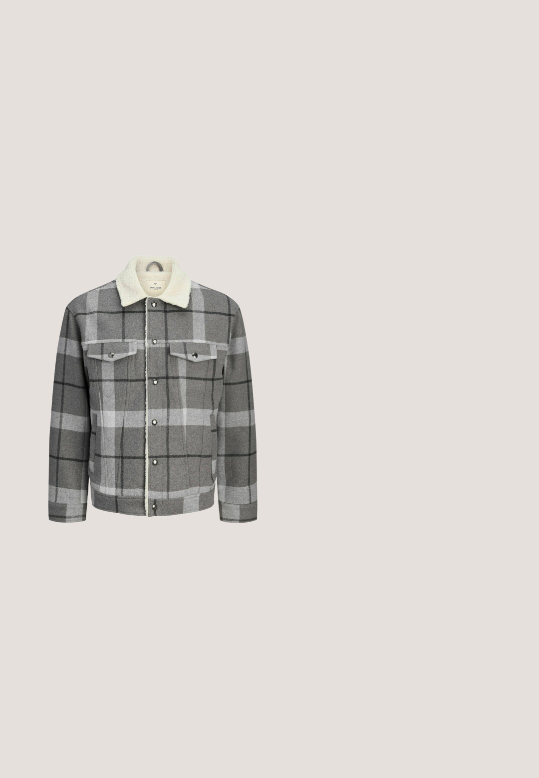 Veste à carreaux gris et blanc avec fermeture à boutons et col en sherpa crème, dotée de deux poches poitrine à boutons.; Pull à col roulé côtelé vert en tissu tricoté texturé, avec des manches longues et un ourlet ajusté.; T-shirt blanc à manches courtes avec encolure arrondie, arborant les lettres bleues "JACK & JONES" et un texte supplémentaire en gris foncé. Matière en coton doux.; Jeans en denim noir avec une coupe droite, dotés d'une fermeture à bouton, de poches latérales et d'un léger dégradé, offrant un look classique.; Steve Madden ZEKE - Bottines à lacets - black; Sac bandoulière rectangulaire noir en matériau texturé. Il dispose d'une fermeture éclair supérieure, d'une sangle ajustable et d'un logo embossé à l'avant.