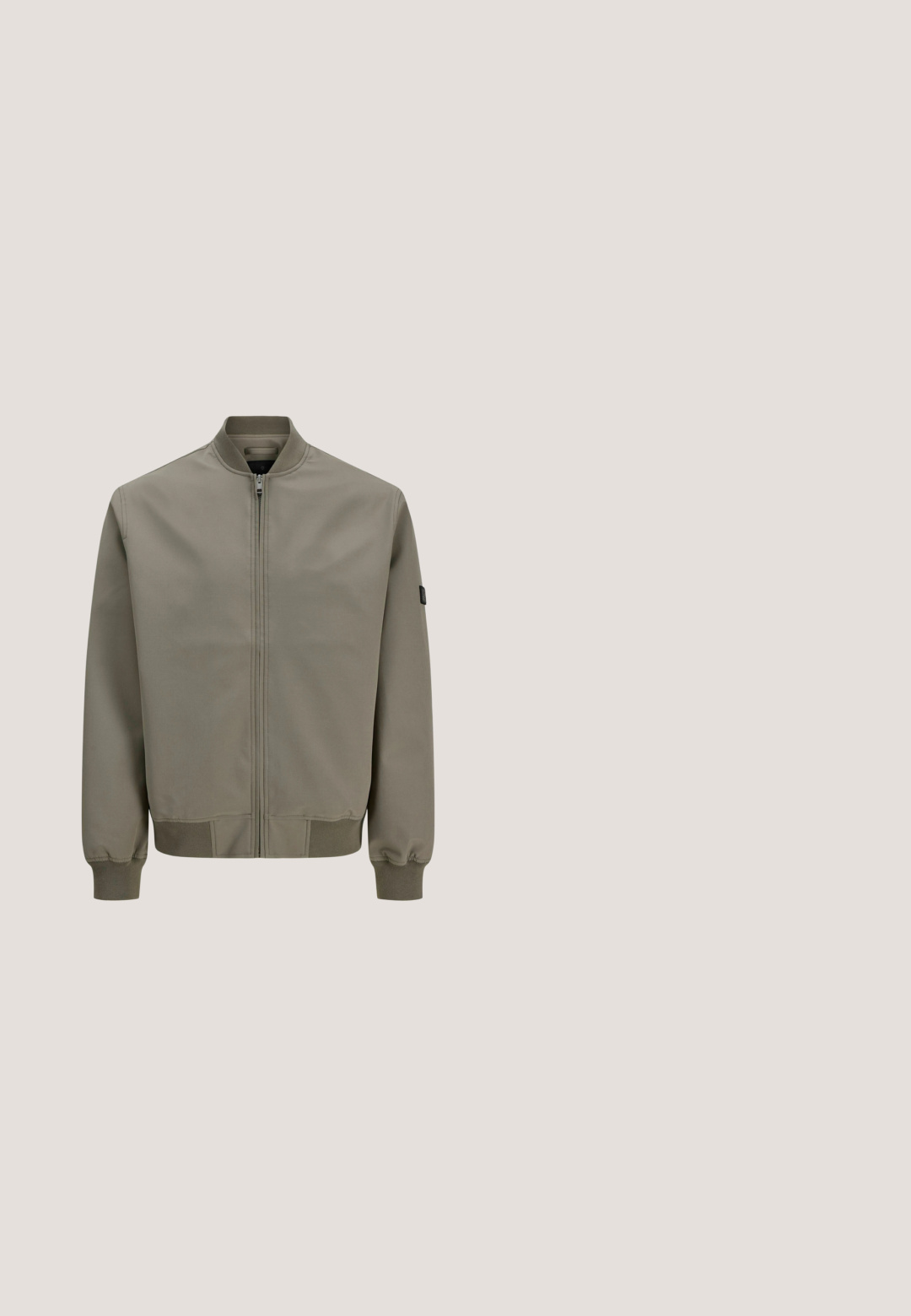 Chaqueta bomber verde caqui con cremallera frontal, cuello, puños y dobladillo acanalados, y un pequeño parche en la manga izquierda.; Suéter de punto beige con cuello redondo, puños y dobladillo acanalados. Presenta un acabado texturizado y mangas raglán. Ajuste clásico.; Camiseta de algodón blanca de manga corta, con una pequeña impresión gráfica negra en el lado izquierdo del pecho. Corte estándar y cuello redondo.; Pantalones ligeros de color gris claro con cintura elástica y cierre de cordón, pierna ajustada y puños ajustables. Textura suave, diseño simple, sin estampados.; Zapatilla deportiva baja negra con lengüeta marrón en el talón, suela blanca y cordones negros sobre un fondo neutro.; Bandolera negra hecha de tejido texturizado, con cierre de cremallera, correa ajustable y logotipo en relieve en el panel frontal.