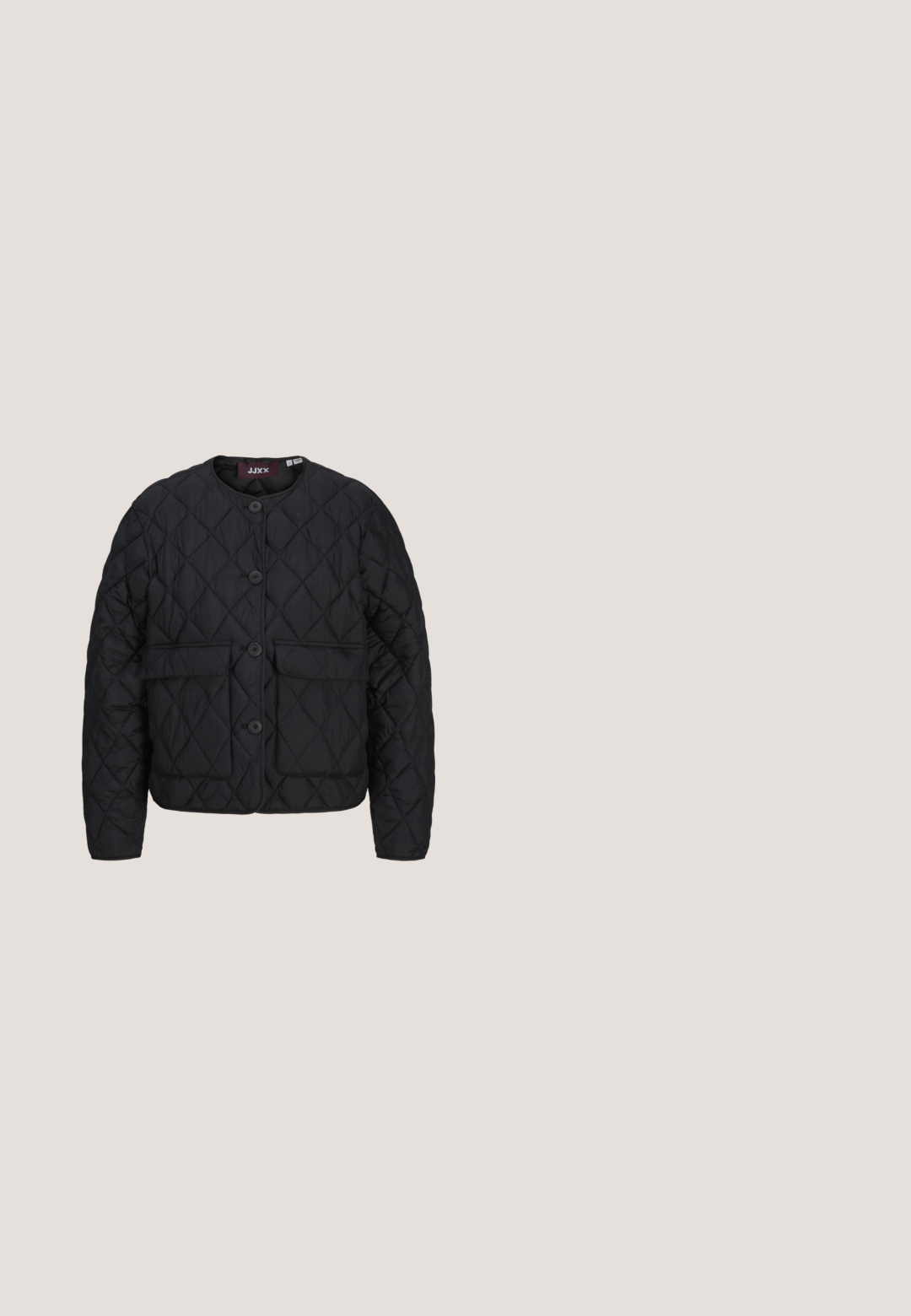 Schwarze Steppjacke mit rundem Halsausschnitt, vorderen Knöpfen, langen Ärmeln und zwei Klappentaschen vorne.; Weißes kurzärmeliges Polohemd mit schwarzen horizontalen Streifen, schwarzem Kragen und einer dreiknöpfigen Knopfleiste vorne.; Schwarze knieumspielende, maßgeschneiderte Shorts mit Gürtelschlaufen, vorderem Knopf- und Reißverschluss sowie dezenten Falten an beiden Seiten.; Schwarzer Sportschuh mit grauen Akzenten, glattes synthetisches Obermaterial, strukturierte Sohle, abgerundete Zehenpartie und flache Schnürsenkel. Klassisches Design mit Logodetails.; Schwarze Leder-Schultertasche mit einer geschwungenen Hobo-Form, ausgestattet mit einem einzelnen verstellbaren Tragegurt und einem Reißverschluss. Glatte Textur, minimales Hardware.; Silberne Armspange mit polierter Oberfläche, die ein einfaches, abgerundetes Design und eine glatte Textur aufweist, an beiden Enden offen.