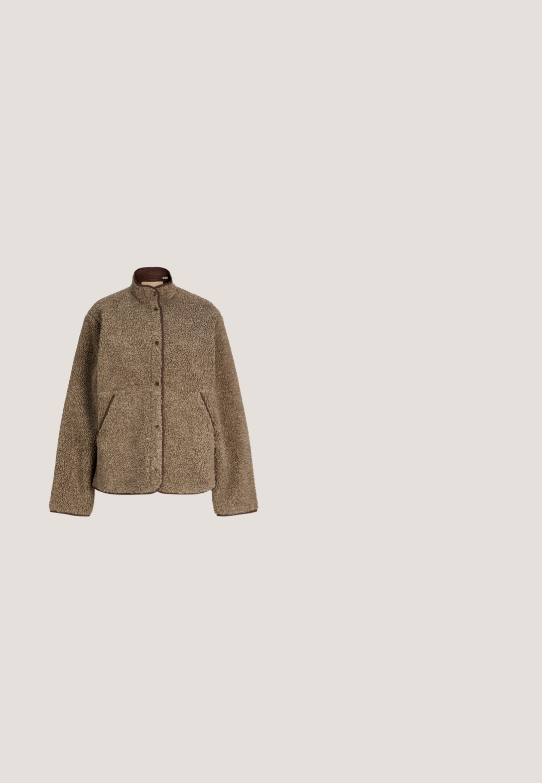 Veste polaire marron texturée avec manches longues, col montant, boutons-pression sur le devant et deux poches avant, présentée sur fond blanc.; Cardigan en tricot beige avec des manches ballons longues et six boutons marron sur le devant.; T-shirt blanc à manches courtes avec un col rond, en tissu côtelé. Texture lisse et coupe ajustée. Étiquette visible à l'intérieur du col.; Pantalons beiges à taille élastique, avec une coupe ample ; fabriqués à partir d'un tissu doux et léger ; dotés d'un design à jambes droites et sans motifs visibles.; Baskets basses en daim beige avec bandes latérales blanches, lacets blancs, semelle gomme et accent en cuir marron au talon, présentées sur fond blanc.; Sac à main en cuir fauve avec une texture lisse, une bandoulière réglable et une fermeture éclair sur le dessus. Présente un design minimaliste avec des coutures discrètes.