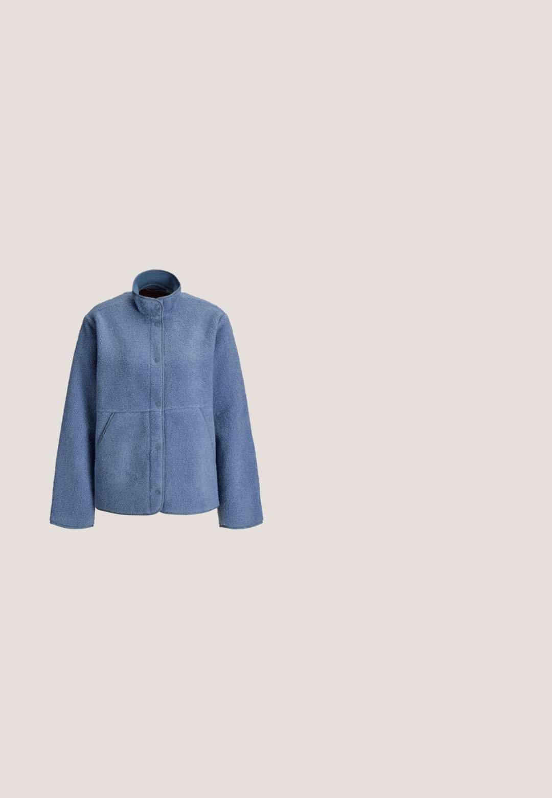 Lichtblauwe fleecetrui met drukknoopsluiting, hoge kraag en twee voorzakken, getoond op een witte achtergrond.; Lichtblauwe gebreide trui met horizontale strepen in donkerder blauw. Met een ronde halslijn en geribde manchetten en zoom. Zachte textuur.; Lichtblauwe wijde broek van zachte stof, met een soepele tailleband en twee voorplooien voor extra detail.; Blauwe suède sneaker met witte accenten, gestructureerd oppervlak, geperforeerde zijkanten, platte bruine rubberen zool en vetersysteem. Minimale branding op de hiel.; Lichtblauw suède handtasje met lange schouderbanden, rechthoekige vorm en ritssluiting, met het merk "Liebeskind Berlin" in het midden aan de voorkant.; Zilverkleurige metalen gedraaide creolen met een ketting-link ontwerp en rechte stiften voor geperforeerde oren.