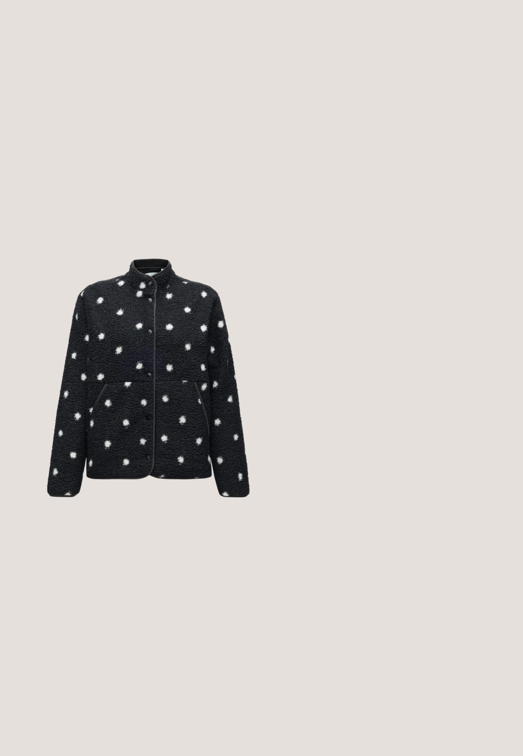 Veste en polaire noire à pois blancs, fermeture à pressions, col montant et poches avant, présentée sur un fond uni.; T-shirt noir en coton à manches courtes avec col rond, vue de face, design uni, étiquette de la marque GAP à l'intérieur du col.; Jean en denim bleu clair à jambes larges avec une taille haute et une ceinture nouée à l'avant, présenté sur un fond blanc.; Botte de cheville en suède violet avec un bout arrondi, des détails cousus et une semelle en caoutchouc épaisse ; dotée d'une languette à l'arrière pour un enfilage facile.; Sac à main en cuir marron foncé avec une forme en demi-lune, une fermeture éclair et une bandoulière amovible. Texture lisse avec un léger éclat.; Deux paires de boucles d'oreilles en argent en forme de créole avec une texture légèrement martelée sur un fond blanc.