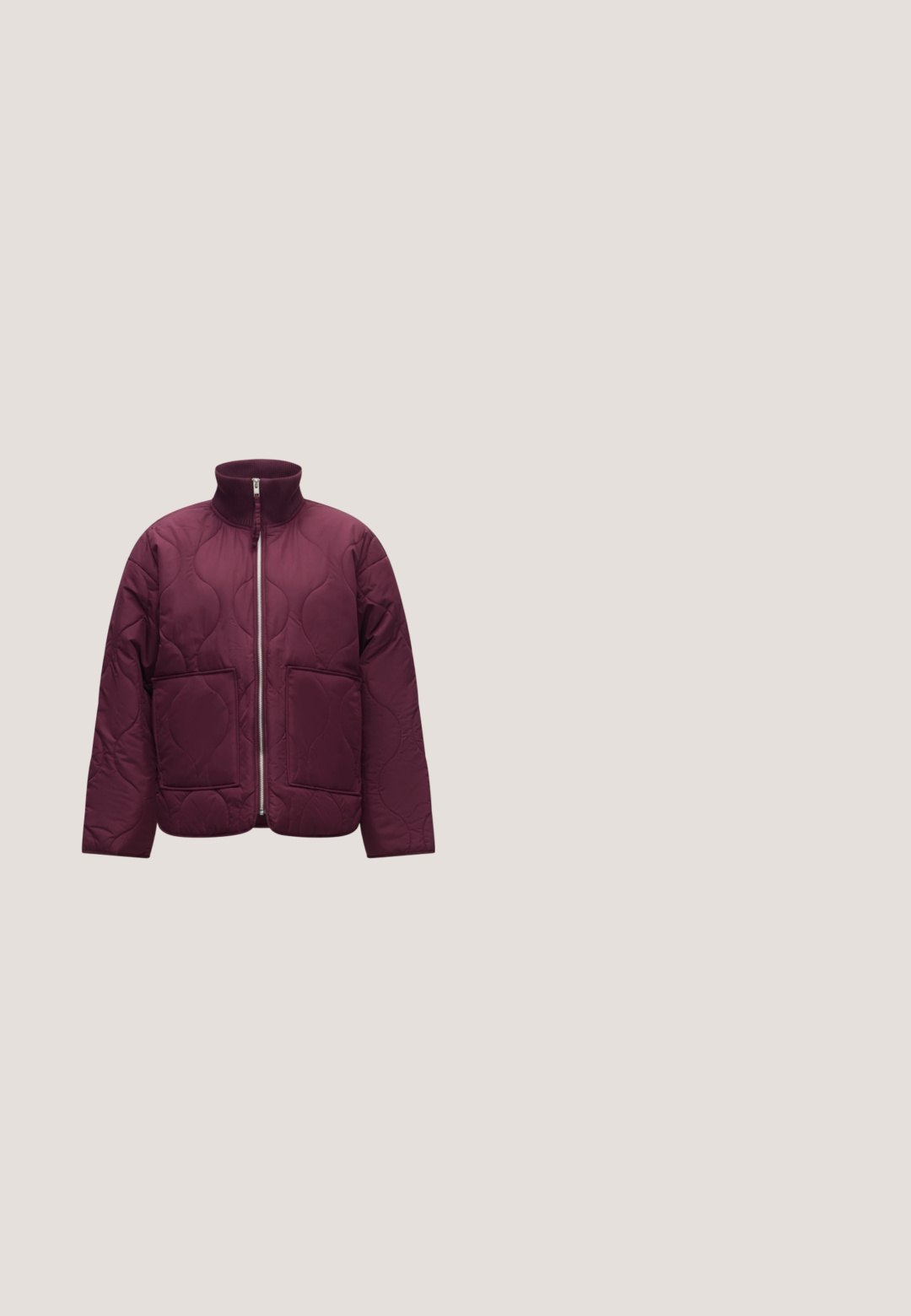 Chaqueta acolchada de color ciruela con cremallera completa, cuello alto acanalado, mangas largas y dos bolsillos delanteros de parche.; Sudadera de manga larga con cuello redondo en burdeos oscuro, con puños y borde acanalados, parte delantera lisa y una etiqueta de tela en el interior del cuello.; Jeans de corte amplio en azul oscuro hechos de denim, con una cintura alta, cuatro bolsillos y costuras en contraste a lo largo de las costuras.; Zapatilla baja de ante color granate con franja lateral beige, lengüeta de talón beige y suela de goma marrón, mostrada de perfil sobre fondo neutro.; Mujer con blusa de estampado en blanco y negro sosteniendo un bolso de hombro rojo brillante sobre un fondo liso.; Pendientes de aro semicírculo en tono plateado con textura acanalada y cierre de presión sobre fondo blanco.