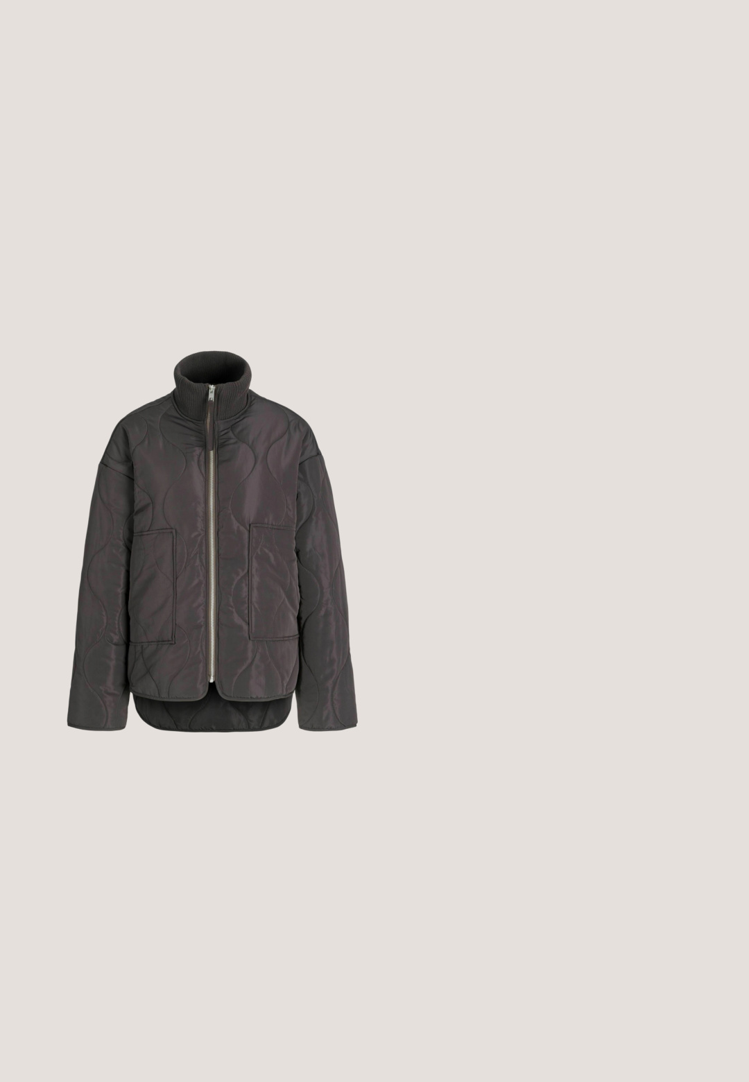 Veste matelassée noire avec un col montant, une fermeture éclair avant complète et deux poches avant ; présente une texture lisse et des motifs de couture arrondis.; Sweatshirt marron avec col rond, manches longues et poignets côtelés. Le texte du logo à l'avant indique "Aim'n Sportswear Sweden New Zealand 2013."; Haut côtelé à manches longues marron foncé avec un col carré, coupe ajustée et petite étiquette de marque à l’intérieur du col.; Pantalon de survêtement marron à coupe ample avec ceinture élastique et logo discret sur le côté, sur fond blanc uni.; Basket chunky en rose foncé et rose clair avec une semelle blanche épaisse et des détails en tissu mesh sur fond uni.; Sac à main en tissu marron foncé doux avec une poignée rembourrée et un charm rond en argent attaché à la sangle.
