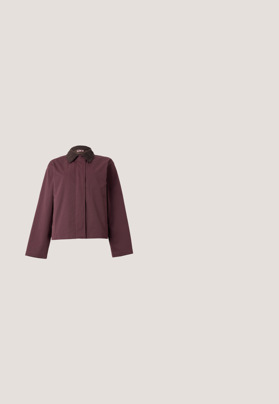 Veste bordeaux à manches longues avec col en velours côtelé marron foncé et fermeture avant dissimulée, présentée sur fond blanc.; JDY Knitted JDYDINEA Knitted - Pullover - fern; T-shirt blanc en V fabriqué à partir d'un tissu doux et texturé. Manches courtes et coupe décontractée sans motifs ou accents visibles.; Jean à jambes larges en denim gris avec une finition délavée, design classique à cinq poches, fermeture à bouton, et détails de surpiqûres contrastantes.; Chaussure slingback en cuir bordeaux à bout pointu et petit talon bloc, présentée de profil sur fond blanc.; Sac à épaule en cuir noir avec une sangle à boucle, des bords arrondis et des coutures blanches contrastées sur un fond uni.