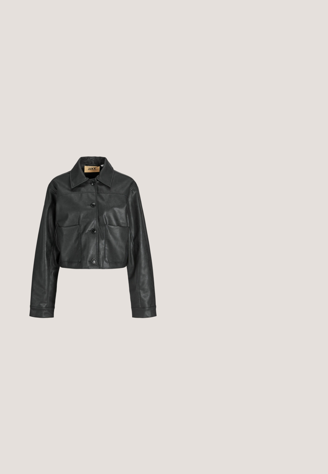 Chaqueta corta de cuero negro con un collar puntiagudo, cinco botones frontales y dos bolsillos grandes en el frente. Textura suave y diseño ajustado.; Camiseta negra de manga corta con cuello redondo y cordones ajustables a ambos lados cerca del dobladillo.; Pantalones negros de tiro alto y pierna ancha con pliegues delanteros, cierre de botones y trabillas para cinturón, mostrados sobre un fondo blanco.; Botas de cuero negro hasta el tobillo con dos correas de Velcro, un zipper lateral y una suela de plataforma gruesa con ranuras horizontales.; Bolso de hombro de cuero negro en forma de media luna con correa ajustable, decoración floral, ojales de metal y logo "Desigual" en la parte delantera.; Pulsera de cadena de plata con múltiples hebras y pequeños cuentas blancas, que cuenta con un cierre de langosta y una etiqueta ovalada de marca.