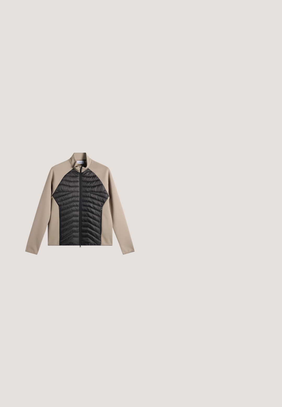Beige en zwarte jas met volledige rits, met gewatteerd zwart voorpaneel en gladde beige mouwen en schouders, staande kraag, geen zichtbare logo's.; Beige mouwloze tanktop met donkergrijze schouderaccenten en zwarte zijpanelen. Gladde textuur met een ronde halslijn.; Lichtgrijze herenshorts met knoop aan de voorkant, rits, riemlussen, zakken aan de zijkant en een klepzaktas op de rechterdij.; Zwarte waterdichte rubberlaars met een verstelbare gesp, een gestructureerd oppervlak, een licht gebogen vorm en een robuust profiel voor grip.; Zwarte zonnebril met afgeronde rechthoekige montuur, groene lenzen, matte afwerking en een subtiele logo-detail op de veren.; Zwarte nylon sporttas met dubbele handvatten, verstelbare schouderriem, voorvak met rits en merketiket. Gladde textuur en gestructureerde vorm.