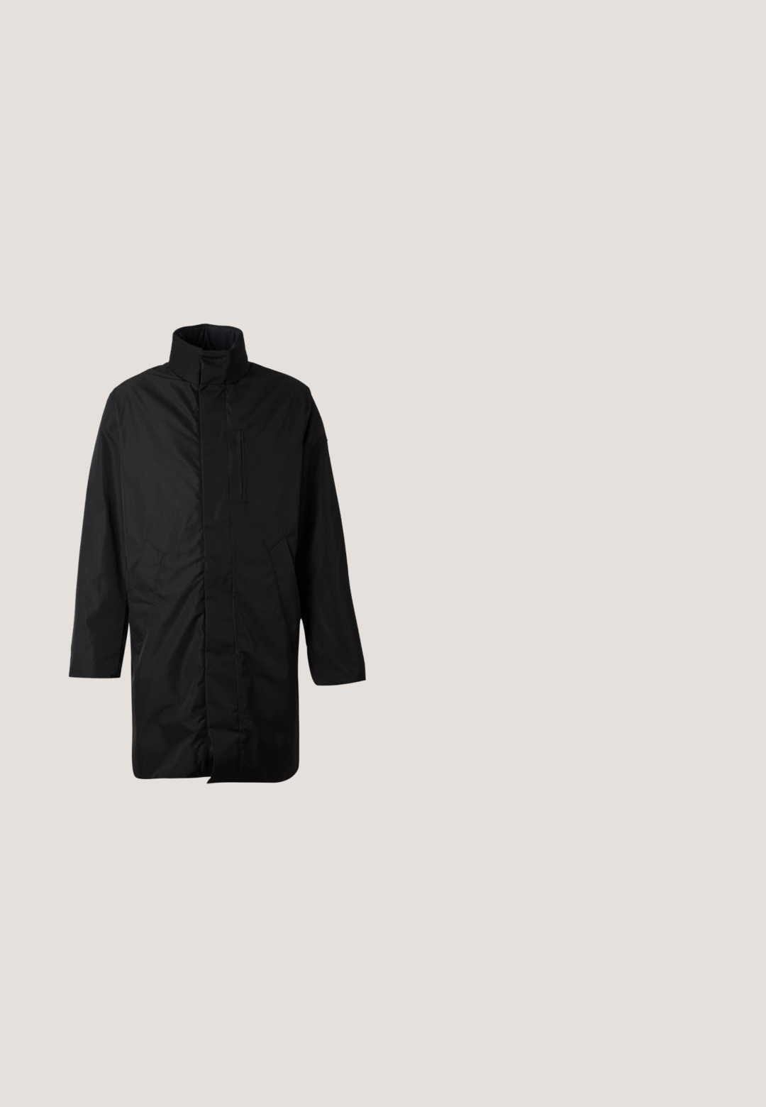 Long manteau noir avec col haut, fermeture éclair avant cachée sous une patte, deux poches latérales et une poche poitrine verticale zippée.; Pull en maille noire avec un motif répétitif gris composé de lettres et de formes, doté d'un col rond et de poignets et ourlet côtelés.; Polo noir à manches courtes avec un motif gris foncé subtil sur l'ensemble, col et poignets de manches noirs unis, patte de boutonnage avant.; Jean droit noir en denim. Présente un design classique à cinq poches, une fermeture à bouton en métal et des détails de couture discrets.; Bottine noire en matériaux en daim et cuir, à bout rond, petit talon, accent métallique argenté sur le bout et panneaux latéraux élastiques.; Sac bandoulière gris à motif, fabriqué en matériau texturé, doté d'un fermoir en métal et d'une bandoulière ajustable avec des accents noirs.