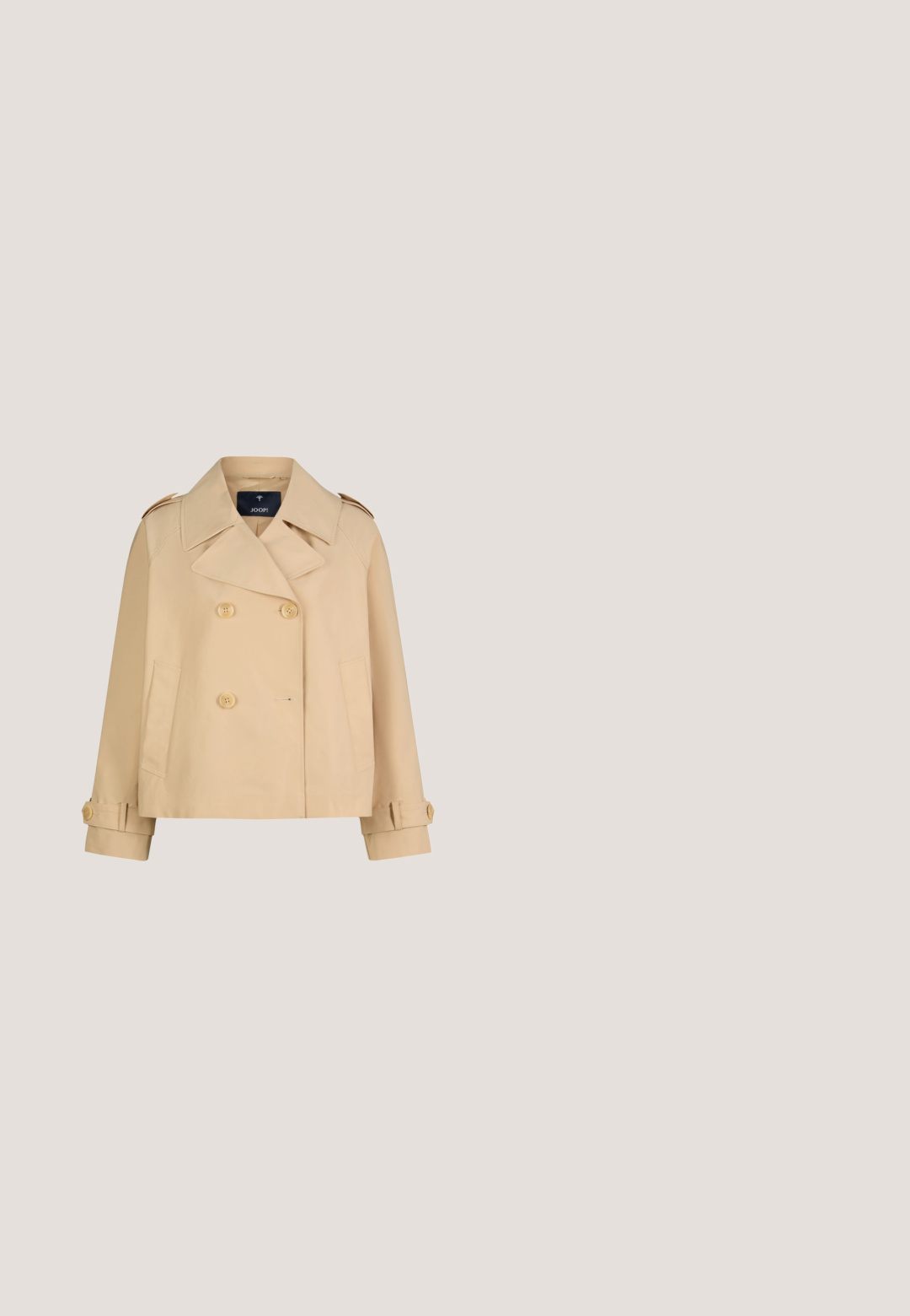 Beiger, doppelreihiger Trenchcoat mit breiten Revers, geknöpften Manschetten, Schulterriegeln, Seitentaschen und kurzem, kastenförmigem Schnitt.; Leinen-Midi-Kleid in hellbeige mit kurzen Puffärmeln, tailliertem Gürtel und einem Reißverschluss hinten. Sanfte Textur, minimalistisches Design.; Nude patentleder Slingback-Absatzschuh mit spitzer Zehenpartie, offenem Vorderblatt und dünnem Stiletto-Absatz. Verfügt über ein kreisförmiges goldfarbenes Akzent auf dem Riemen.; Rechteckige, leicht rosa getönte Sonnenbrille mit dickem, transluzentem pinken Rahmen und einem kleinen goldenen Emblem am Bügel.; Weiche, beige Lederhandtasche mit geflochtenem Griff und goldenen Beschlägen. Sie verfügt über ein lässiges Design und eine glatte Textur mit einer mittleren Naht.; Zarte Goldkette mit einem glatten, polierten Anhänger in Tropfenform auf hellem, neutralem Hintergrund.