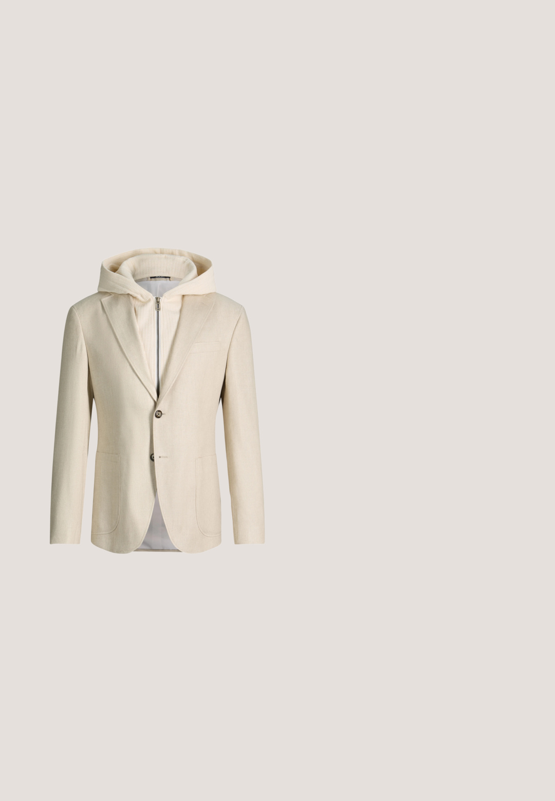 Beiger Blazer über einem Kapuzenpullover mit Reißverschluss, der formelle und legere Stile in einem leichten Kleidungsstück kombiniert.; Beige Hemd mit langen Ärmeln, Knopfleiste, klassischem Kragen, geradem Saum und Markenetikett innen am Kragen.; Beige maßgeschneiderte Hose mit Reißverschluss, einzelner Knopfverschluss und Gürtelschlaufen. Glattes Material mit geradem Bein und ohne sichtbare Muster.; Hellbrauner Wildleder-Herrenschnürschuh mit schwarzer Sohle und kleinem "BOSS"-Logo an der Ferse.; Hellgrünes Seiden-Ecktuch mit kleinem dunklem Blumenmuster und weiß aufgedrucktem „BOSS“-Logo in einer Ecke.; Hellbeiger Wildledergürtel mit silberner rechteckiger Metallschnalle und "BOSS" auf der Gürtelschlaufe geprägt, auf weißem Hintergrund aufgerollt.