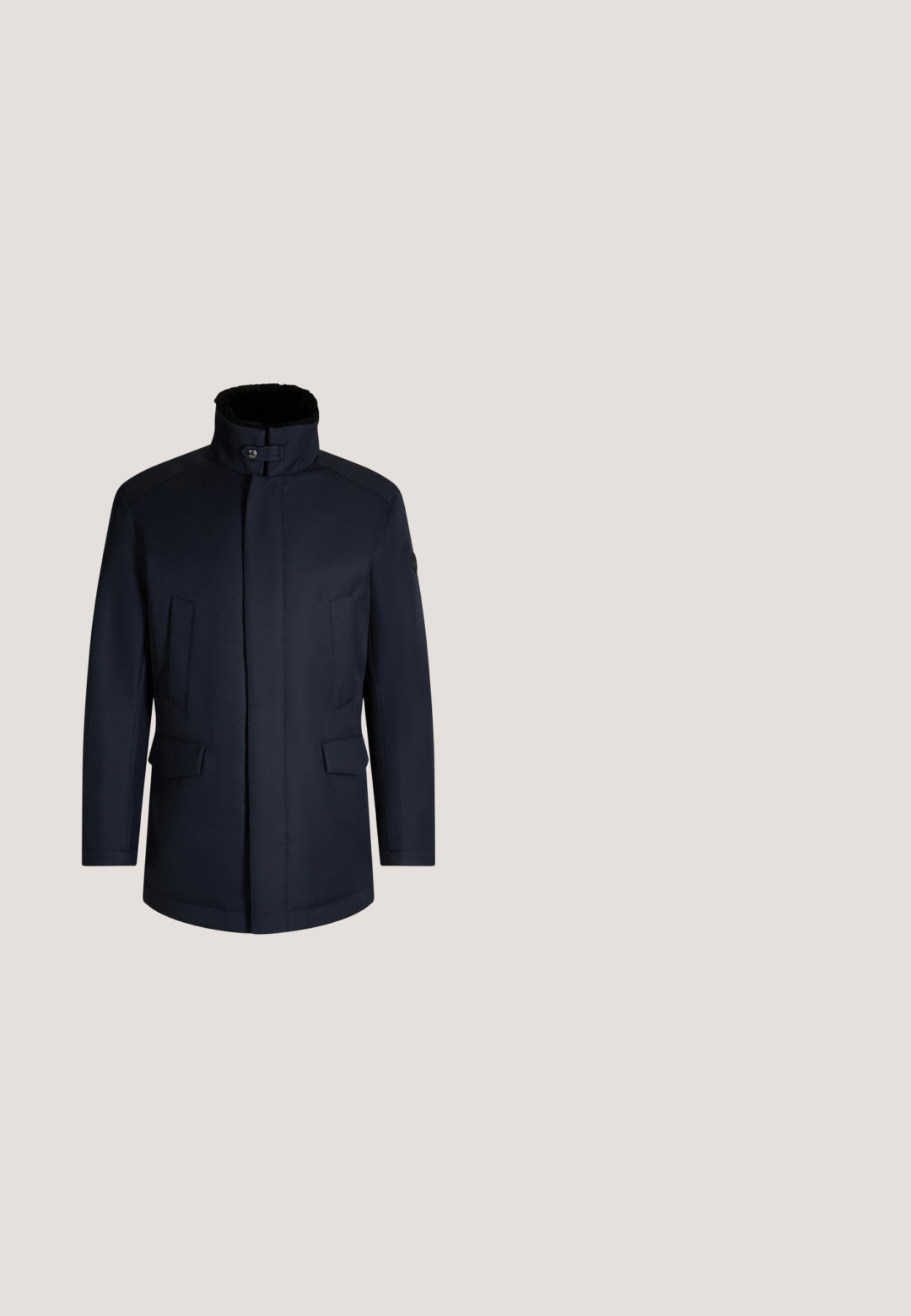Marineblauwe buitenjas met een hoge kraag, twee voorzakken en een rechte snit. Heeft een gladde textuur en een eenvoudig ontwerp.; Marineblauwe sweatshirt met ritssluiting bij de hals, lange mouwen, gestructureerde kraag en een minimalistisch ontwerp. Gemaakt van zacht, textuurstof.; Heren T-shirt met korte mouwen in marineblauw, ronde hals, een gladde textuur en een klein merklipje aan de binnenkant van de kraag.; Donkerblauwe denim jeans met een klassiek vijf-pocket ontwerp, rechte pijpen en een subtiele textuur. Metalen knoopsluiting bij de taille.; Zwarte leren Chelsea-laars met elastische zijpanelen, een treklus aan de achterkant en een dikke rubberen zool met robuust profiel.; Compact donkerblauw crossbodytasje met verstelbare riem, subtiel patroon, voorvak met rits en Calvin Klein logo-patch.