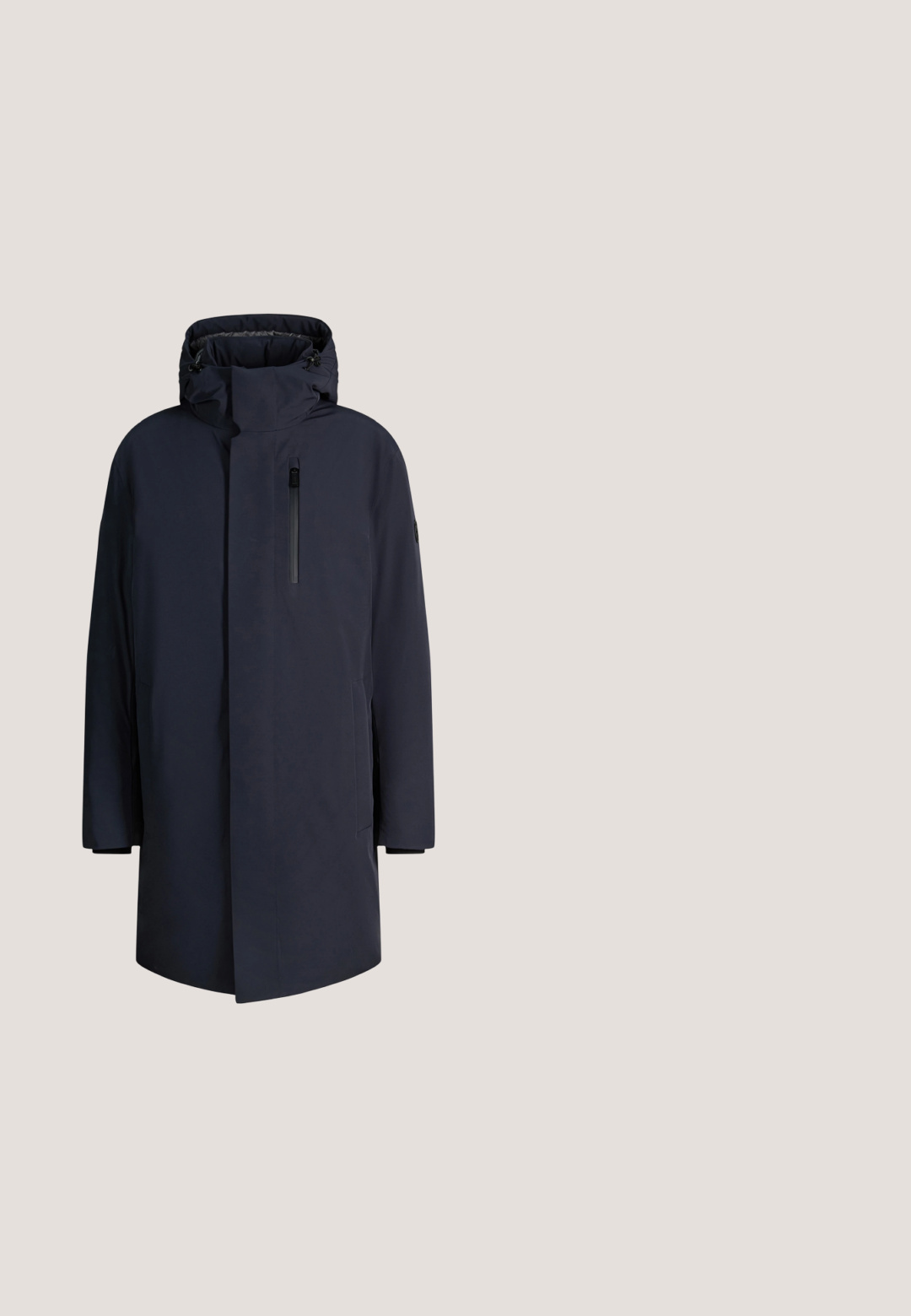 Donkerblauwe lange winterjas met capuchon, voorzak met rits op de borst en verborgen voor sluiting, ontworpen voor koud weer.; Lichtblauwe turtleneck trui van een gladde breisel, met ribgebreide manchetten en zoom, en een klein logo op de borst.; Marineblauw poloshirt met lange mouwen, gemaakt van zacht katoen, met een drie-knopen sluiting en geborduurd logo op de borst. Gladde textuur.; Marineblauwe gepaste broek van een gestructureerde stof, met een recht model en voorplooien. Bevat riemlussen en een gladde tailleband.; Zwarte leren Chelsea-boots met elastische zijpanelen, een treklipje en een vlakke rubberen zool. Gladde textuur met minimale details.; Opgerolde donkerblauwe suède riem met zilverkleurige rechthoekige gesp gegraveerd met "BOSS" op een effen lichte achtergrond.