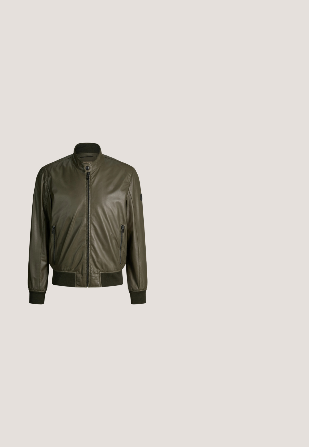 Grüne Lederjacke im Bomber-Stil mit Reißverschluss vorne, seitlichen Reißverschlusstaschen, gerippten Bündchen und Stehkragen mit Druckknopf.; Olivgrüner Langarm-Pullover mit Rundhalsausschnitt, mit gerippten Bündchen und Saum, aus feinem Strickstoff.; Schlichtes dunkelgrünes T-Shirt mit kurzen Ärmeln und Rundhalsausschnitt, ohne sichtbare Logos oder Muster, vor weißem Hintergrund dargestellt.; Dunkelgraue, gerade geschnittene Hose mit Gürtelschlaufen und einer vorderen Bügelfalte, vor weißem Hintergrund.; Braune gewebte Knöchelstiefel mit spitzem Fuß, elastischen Seitenpaneelen und einer Schlaufe auf der Rückseite. Verfügt über einen Diamantakzent auf der Außenseite.; Grüne quadratische Umhängetasche mit verstellbarem Riemen und silbernem "BOSS"-Logo vorne in der Mitte.