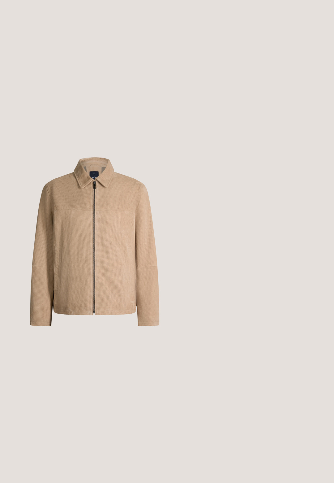 Beige Wildlederjacke mit durchgehendem Frontreißverschluss, Kragen und zwei Seitentaschen, mit einem strukturierten, perforierten Muster.; Beiges kurzärmeliges Poloshirt mit strukturiertem vertikalem Streifenmuster und einem Kragen mit Zwei-Knopf-Knopfleiste.; Dunkelblaue Denim-Shorts mit klassischem Fünf-Taschen-Design, umgeschlagenem Saum und Knopfverschluss. Glatte Textur.; Braune, gemusterte Leder-Ankle-Boots mit glattem Zehenbereich, Schnürdesign und einem Lederakzent an der Ferse. Robuste Sohle mit Trittfestigkeit.; Rechteckige Sonnenbrille mit blauen Gläsern, dünnen goldfarbenen Metallrahmen und durchscheinenden blauen Bügeln, auf einer neutralen Oberfläche platziert.; Braune Leder-Schultertasche mit verstellbarem Riemen, Vordertasche mit Reißverschluss und "JOOP!"-Logo in der Mitte des vorderen Panels.