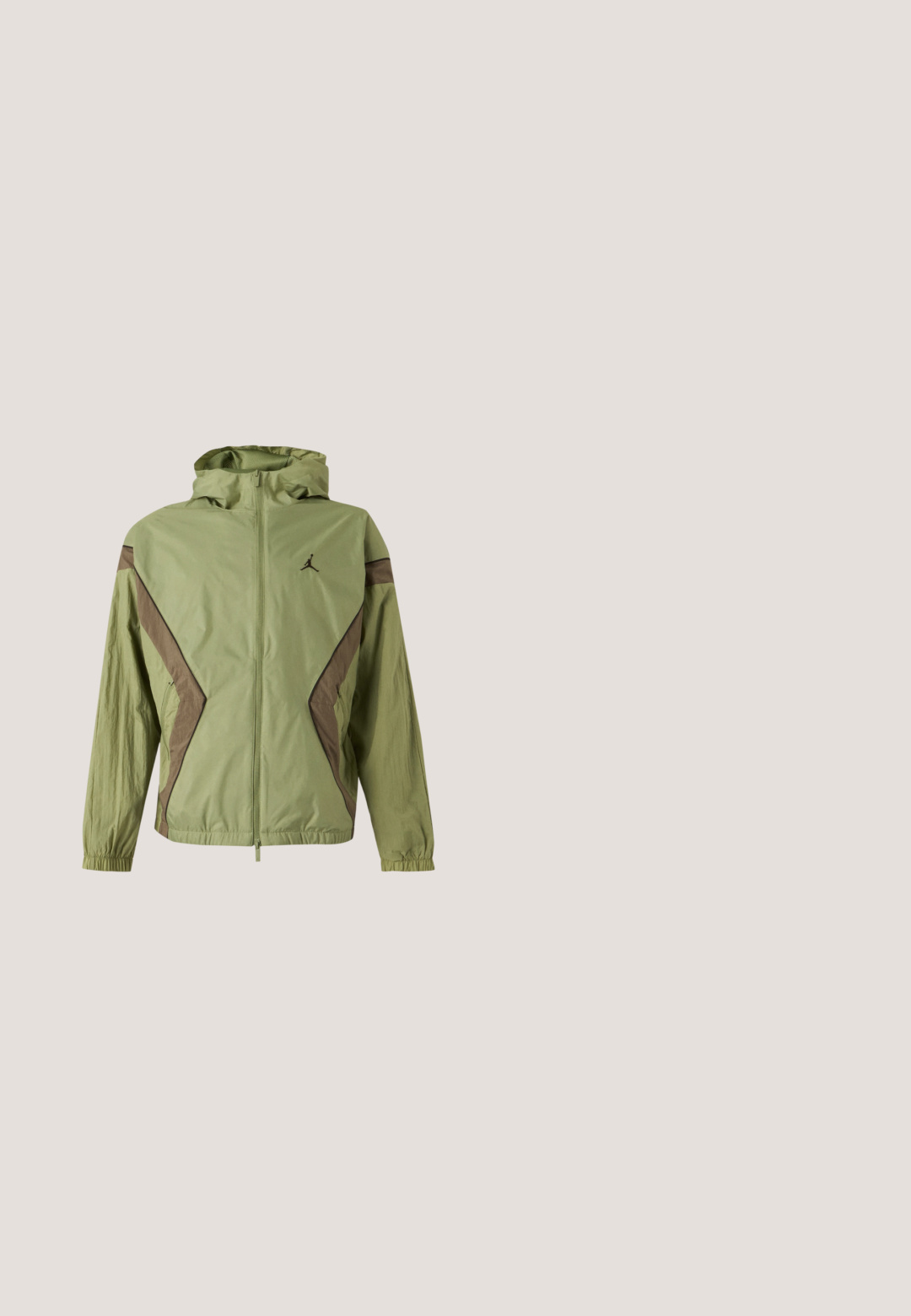 Veste à capuche vert clair avec des accents angulaires marron sur les manches et les côtés, fermeture éclair à l'avant, poignets élastiques et petit logo sur la poitrine gauche.; Sweat à capuche en coton gris clair avec une poche avant, arborant un grand logo rouge "JUST DO IT" et un graphisme Nike Swoosh sur la poitrine.; T-shirt en coton noir avec un graphique circulaire blanc portant le numéro "90" au centre. Design classique avec col rond et manches courtes.; Pantalon de jogging Nike turquoise avec taille à cordon de serrage noir, poches latérales zippées, détails sur les panneaux aux genoux et jambes fuselées avec poignets réglables.; Chaussure de football en salle Nike Total 90 III grise avec lacets blancs, semelle noire, coutures rouges et logo swoosh noir sur le côté.; Sac de sport noir avec poignées doubles, poche frontale en maille, compartiments zippés et sangles de marque sur un fond clair uni.