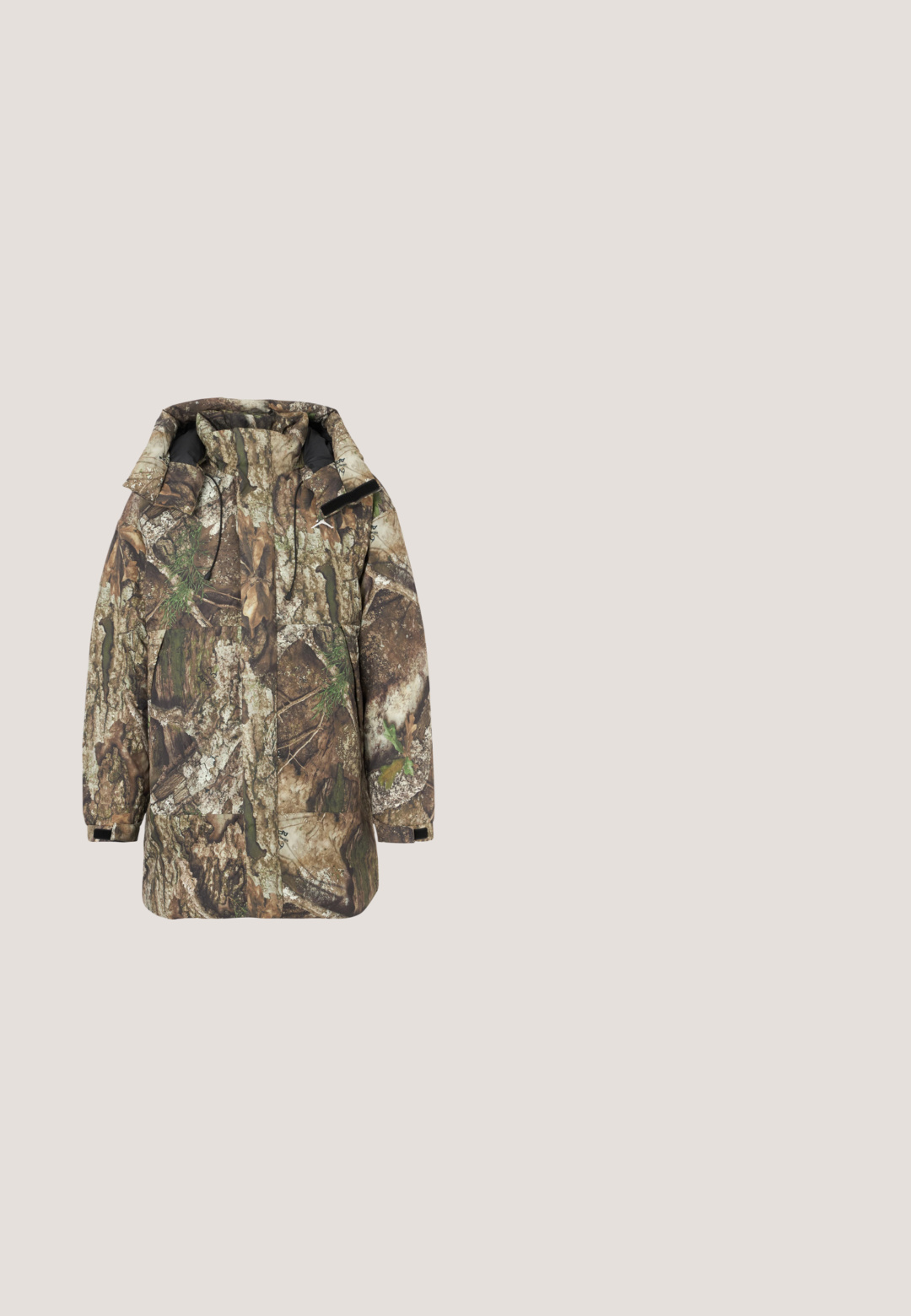 Camouflage parka-jas met een mix van bruintinten, groentinten en texturen die hout en bladerdek nabootsen, voorzien van een capuchon en verstelbare trekkordels.; Zwarte hoodie met een voorzak, voorzien van een gele afbeelding van een vogel en het woord "FORMER" in vetgedrukt. Zacht materiaal met een verstelbare trekkoord.; Olijfgroen T-shirt met korte mouwen en ronde hals, met een geel en oranje adelaar grafiek en de tekst "cavalli UOMO" op de borst.; Beige en bruine camouflage cargoshorts met grote zijzakken en een beige stoffen riem met metalen D-ring gesp.; Olijfgroene winterlaars met een gevoerde schacht, voorzien van witte "MOON" tekst, zwarte bungee veters en een gestructureerde rubberen zool.; Shopper met camouflagepatroon gemaakt van gestructureerde stof met twee handvatten. Voorzien van een opvallend wit logo aan één kant.