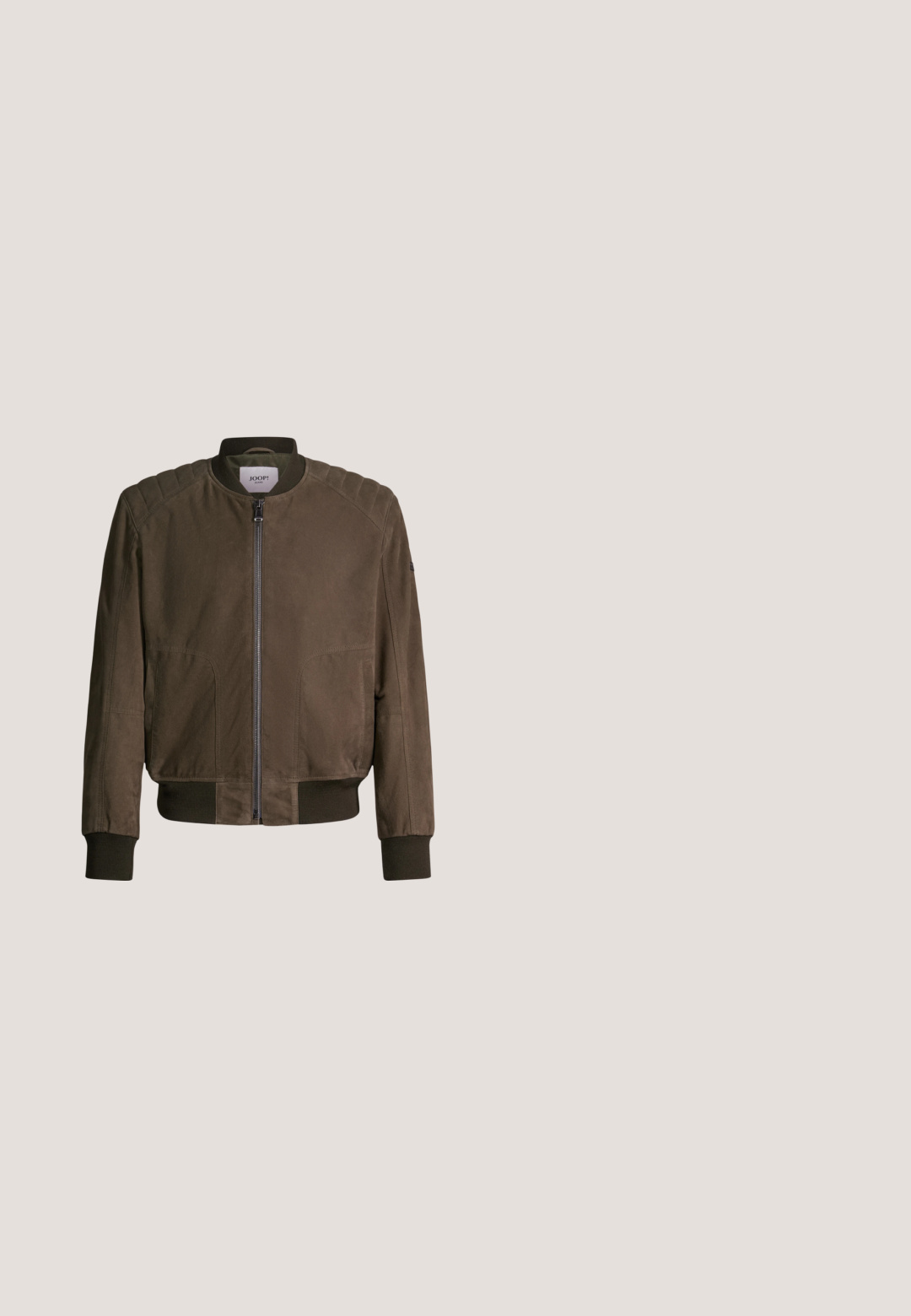 Braune Bomberjacke mit Frontreißverschluss, geripptem Kragen, Bündchen und Saum, gesteppte Schulternähte und Seitentaschen auf weißem Hintergrund.; Beiges Poloshirt mit kurzen Ärmeln, zwei schwarzen Knöpfen und einem dezenten auf der linken Brust eingestickten "B"-Logo, dargestellt vor weißem Hintergrund.; Beige Cargo-Shorts aus leichtem Stoff, mit zwei seitlichen Taschen und umgeschlagenem Saum. Knopfverschluss an der Taille.; Dunkelgrüner Lederknöchelstiefel mit runder Zehe, Schnürung vorne, verstellbarem seitlichem Riemen und dicker schwarzer Sohle mit strukturiertem Profil.; Metallrahmen-Fliegerbrille mit dunkelblauen Verlaufsgläsern und schwarzen Bügeln, die auf einer weißen Oberfläche liegen.; Schwarze texturierte Leder-Kulturbeutel mit vorderer Reißverschlusstasche, Seitenhenkel und dezentem Markenlogo auf schlichtem weißem Hintergrund.