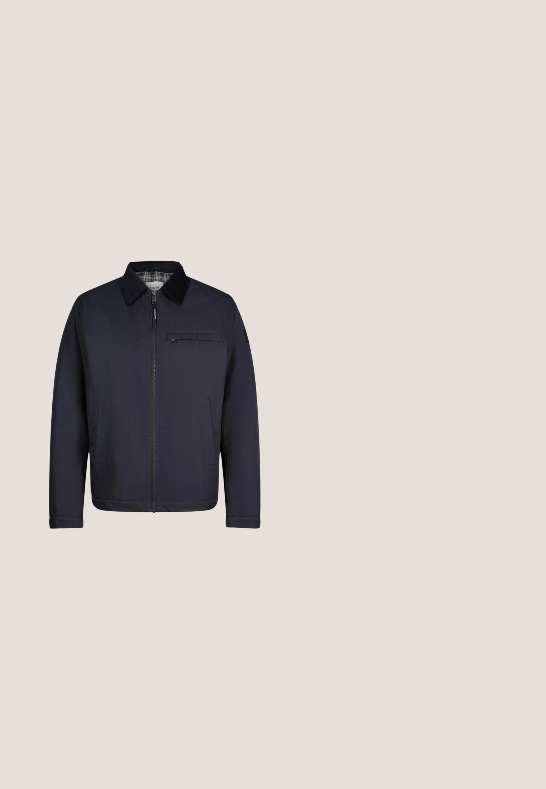 Dunkel marineblaue Herrenjacke mit Reißverschluss vorne, Kordkragen, zwei Seitentaschen und einer Reißverschlusstasche auf der Brust, mit kariertem Innenfutter.; Dunkelblauer Pullover mit hohem Kragen, Viertel-Reißverschluss, strukturierter Strickware sowie gerippten Bündchen und Saum.; Marineblaues kurzärmeliges Polohemd mit Kragen, Zwei-Knopf-Leiste und dezentem Logo auf der linken Brust.; Dunkelblaue Jeans aus Denim mit geradem Schnitt, fünf Taschen und gelben Nähten an den Säumen. Der Stoff hat eine glatte Textur.; Dunkelblauer Herren-Schnürschuh aus Veloursleder mit brauner Sohle, Schnürung vorne und minimalistischem Design, von der Seite auf weißem Hintergrund gezeigt.; Piquadro MEN'S CROSSBODY BAG FOR IPAD® - Umhängetasche - blu