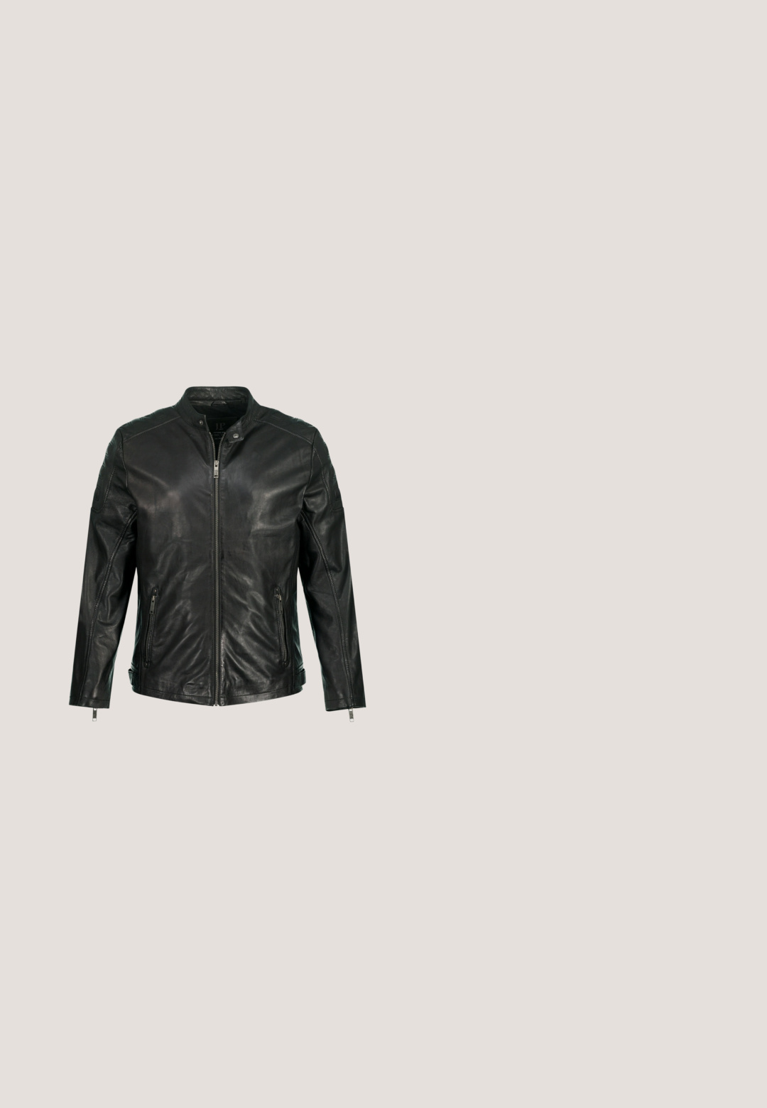 Chaqueta de cuero negra con cuello alto, cierre frontal completo, dos bolsillos laterales con cremallera y detalles en panel en los hombros. Textura suave.; Camiseta negra con texto rojo "Slayer", con un diseño gótico con una calavera, torres de catedral y un símbolo de pentagrama.; Jeans skinny negros con detalles rasgados en los muslos, lavado medio, diseño clásico de cinco bolsillos y cierre de botón metálico.; Bota de combate de cuero negro con tobillo alto, punta redonda, cordones en la parte delantera y suela de goma resistente con un dibujo profundo para mayor tracción.; Collar grueso de cadena de color plateado y pulsera a juego con eslabones entrelazados y cierres de caja sobre un fondo blanco.; Cinturón de cuero negro con un diseño ancho, hebilla de hardware plateado con un acabado elegante y múltiples ojales plateados a lo largo de la correa.