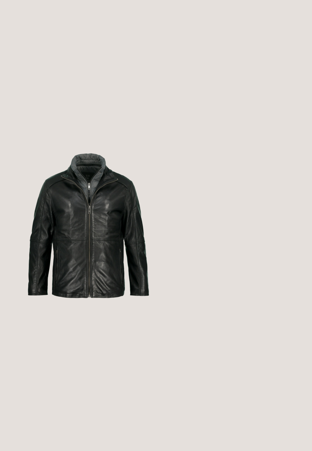 JP1880 Leren jas - black; JP1880 Trui - dark grey; Zwarte lange mouw Henley-shirt met drie knopen en een ronde hals, eenvoudig design en rechte zoom.; Zwarte, vervaagde herenjeans met voorzakken, riemlussen, knoop en ritssluiting op een witte achtergrond.; Zwarte leren enkellaarzen met een gladde afwerking, voorzien van een vetersluiting en gestructureerde zijpanelen. Rubberen zool met stiksel-detail.; Zwarte nylon schoudertas met een voorzak met rits, een geperst logo en een afneembare band met logodetails. Soepele textuur en rechthoekige vorm.