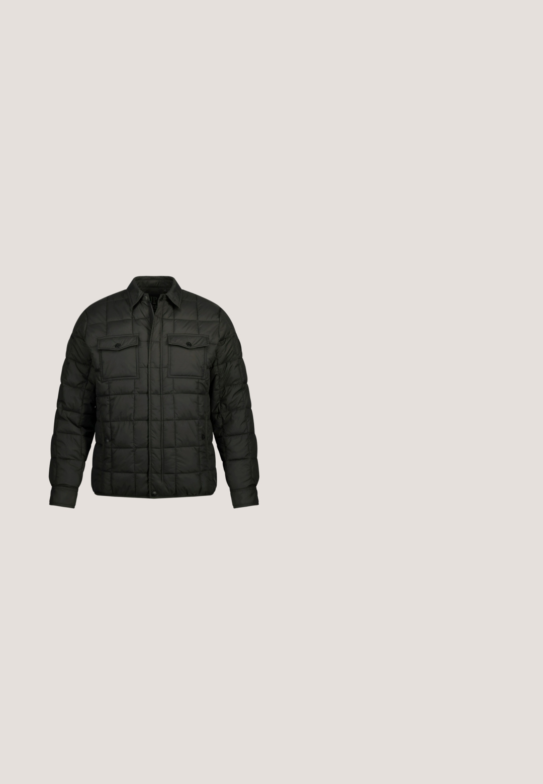 Gesteppte schwarze Steppjacke mit zwei Brusttaschen mit Knopfklappen, einem Kragen und einem durchgehenden Reißverschluss. Glatte Textur.; Grau langärmliger Strickpullover mit gerippten Bündchen und Saum, mit kurzem Reißverschluss-Stehkragen.; Schwarzes Langarm-Henley-Shirt mit drei Knöpfen und Rundhalsausschnitt, schlichte Gestaltung und gerader Saum.; Herren schwarze ausgewaschene Jeans mit vorderen Taschen, Gürtelschlaufen, Knopf und Reißverschluss auf weißem Hintergrund.; Schwarze Leder-Stiefeletten mit strukturiertem Besatz, Schnürverschluss, gemustertem Seitendetail und Gummisohle für besseren Halt.; Schwarze Leder-Umhängetasche mit einer Vorderklappe, strukturiertem Oberflächenmaterial, dezenten Nähten und einem Markenpatch. Mit verstellbarem Tragegurt.
