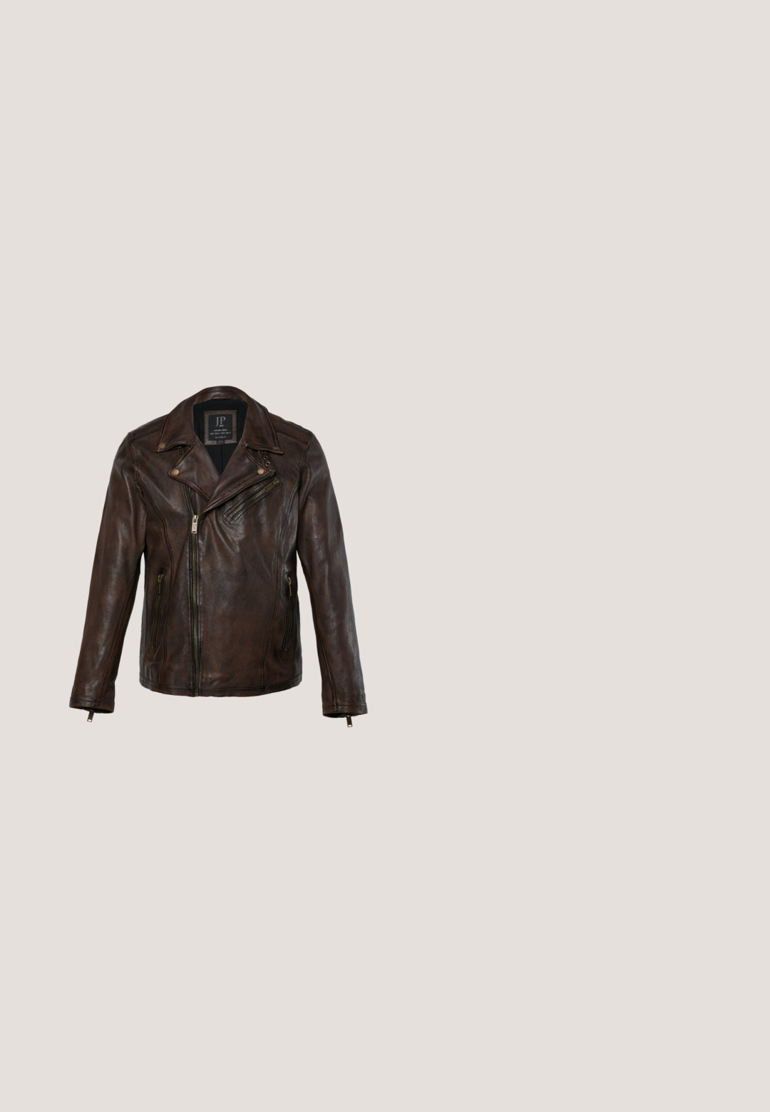 Chaqueta de motorista de cuero marrón oscuro con cremallera frontal asimétrica, bolsillos con cremallera y detalles de cuello con botones a presión.; Camisa vaquera azul de manga larga con cuello puntiagudo, cierre de botones en la parte delantera y dos bolsillos en el pecho con solapas y botones sobre un fondo liso.; ONLY ONLWAUW MID WAIST - Vaqueros slim fit - medium blue denim; Bota vaquera de cuero marrón con patrón decorativo cosido, tira para tirar, tacón bajo negro y logo sutil de la marca en el lateral.; Bufanda burdeos hecha de tela ligera, con patrones de paisley blancos y un borde decorativo. Forma triangular con una etiqueta.; Cinturón de cuero marrón con patrón de espiga en relieve y hebilla de plata ornamentada, enrollado sobre un fondo blanco.