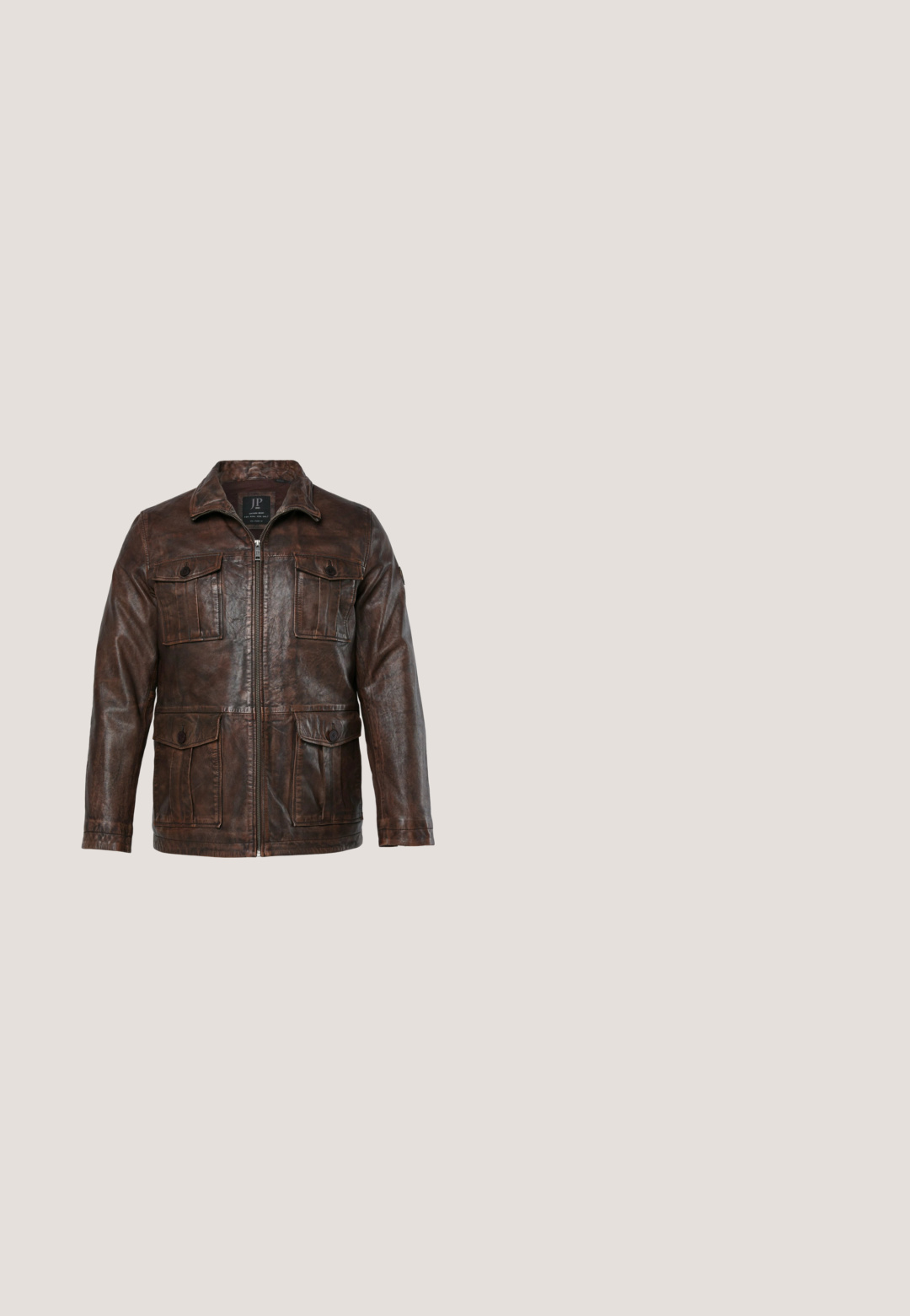 Chaqueta de cuero marrón con cremallera frontal y cuatro bolsillos con solapa abotonados, mangas largas y cuello.; Camisa de mezclilla azul oscuro con cuello puntiagudo, botones a presión y bolsillos en el pecho. Cuenta con detalles de costura y mangas largas.; Pantalones de mezclilla negros con un corte relajado, cintura alta, cierre de cremallera y diseño de cinco bolsillos. Costuras visibles que realzan el diseño.; Botas de cuero marrón con detalles de brogue decorativos, puntera redonda, diseño de cordones y un tacón bajo. Incluye una tira en la parte trasera para facilitar el calzado.; Bufanda burdeos hecha de tela ligera, con patrones de paisley blancos y un borde decorativo. Forma triangular con una etiqueta.; Cinturón tejido de cuero marrón con hebilla de metal plateado, que presenta una textura suave y una presilla de cuero para mayor detalle.