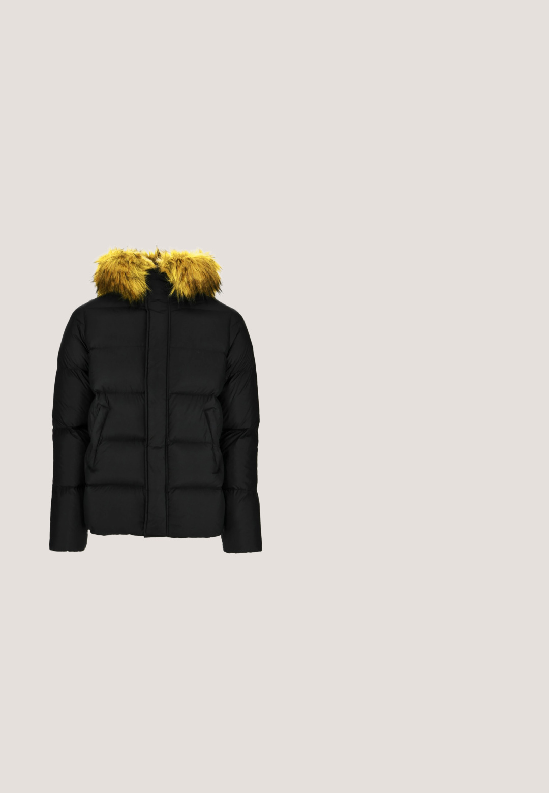 Chaqueta de invierno acolchada negra con bolsillos frontales y capucha rematada con pelo sintético amarillo y negro.; Sudadera negra con un diseño gráfico plateado que presenta una calavera y alas, contorneadas en blanco y resaltadas con el texto "Motörhead".; Pantalones cargo negros con trabillas para cinturón, botón delantero, cierre de cremallera, bolsillos laterales con solapa y texto "AIRCRAFT PANT" en la cinturilla interior.; Botín negro de cuero hasta el tobillo con punta redonda, diseño con cordones, suela resistente, acentos de costura y un logo en el lateral. Construcción duradera y robusta.; Gafas de sol de plástico negro con lentes oscuros, de forma rectangular y textura suave. Incluyen acentos de metal y brazos sólidos.; Bolso bandolera negro con correa ajustable, tela de marca y una hebilla plateada central en el cierre de la solapa frontal.
