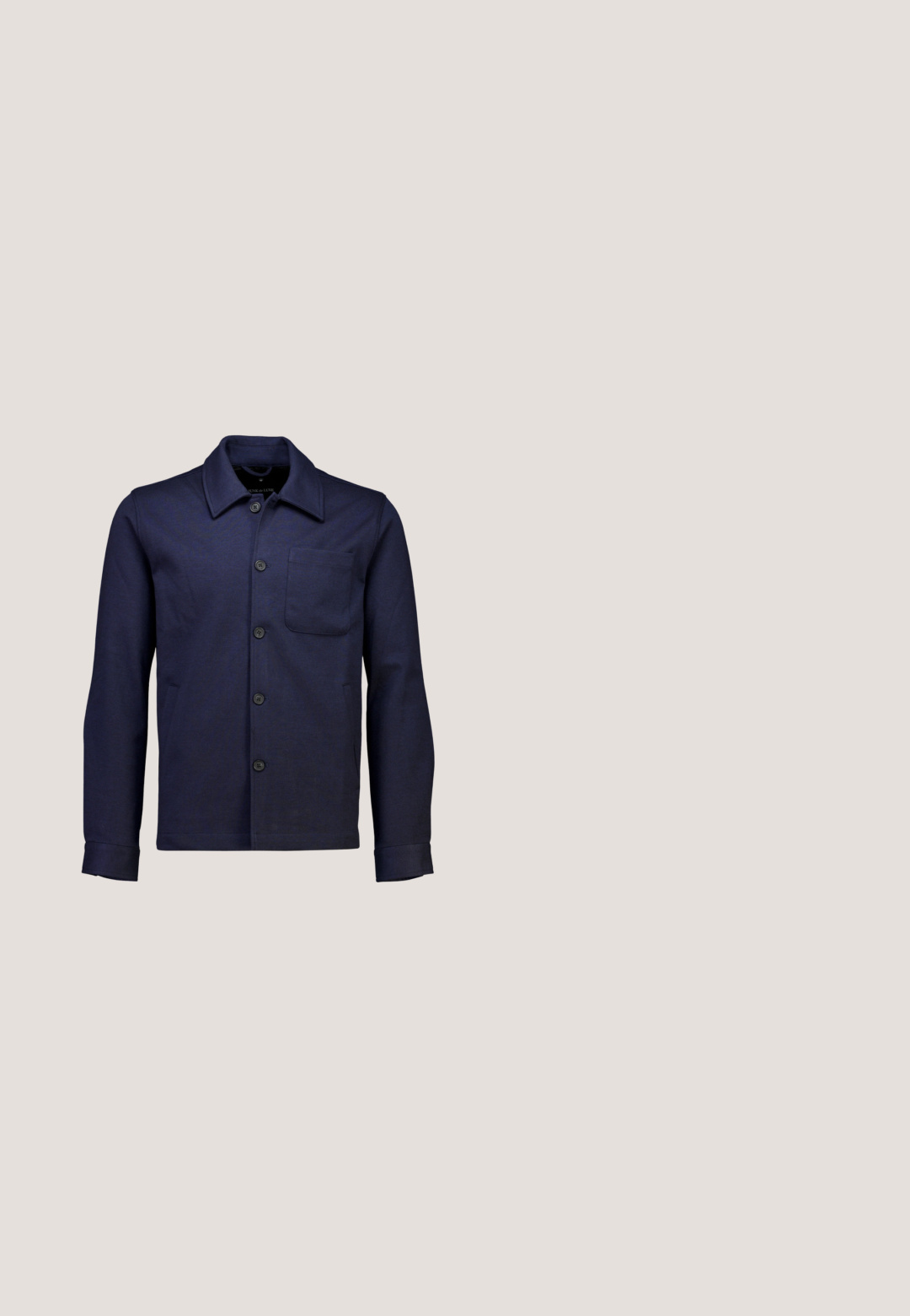 Chaqueta de botón azul marino con cuello puntiagudo, un bolsillo en el pecho, dos bolsillos laterales y mangas largas con detalles en los puños.; Lindbergh SLIPOVER - Jersey de punto - navy; Camisa de manga larga con botones, con rayas verticales azules y blancas y un cuello clásico, mostrada sobre un fondo blanco liso.; Pantalones cortos negros hasta la rodilla con dobladillos vuelta, cierre con botón, trabillas para cinturón y diseño frontal plano sobre un fondo blanco liso.; Zapatos para hombre en azul marino con una combinación de materiales de ante y malla, forma aerodinámica, diseño con cordones y suela de goma blanca texturizada.; Cinturón azul tejido con un acabado texturizado, que presenta una hebilla de metal plateado y una presilla de cuero azul a juego en el extremo.