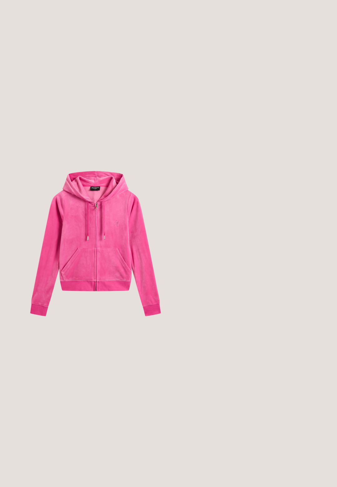 Roze fluwelen zip-up hoodie met een trekkoordcapuchon, zijzakken, geribbelde manchetten en een klein geborduurd logo op de linkerborst.; Roze haltertop met strik in de nek en strassletters die "Juicy" aan de voorkant spellen.; Uitlopende donkerblauwe spijkerbroek met een nauwsluitende taille, twee voorzakken en subtiele stikdetails. Voorzien van knoop- en ritssluiting.; Witte leren sneaker met een zware zool, textuurdetails en vetersluiting. Beschikt over gevormde accenten en een gladde afwerking.; Zwarte laarzen van patentleer met een gebogen vorm, een enkele handgreep en een ronde bodem. Beschikt over een subtiele logodetail aan de voorkant.; Fijne gouden ketting met een klein blauw vlindertje als hanger, met zwarte en witte vleugeldetails.