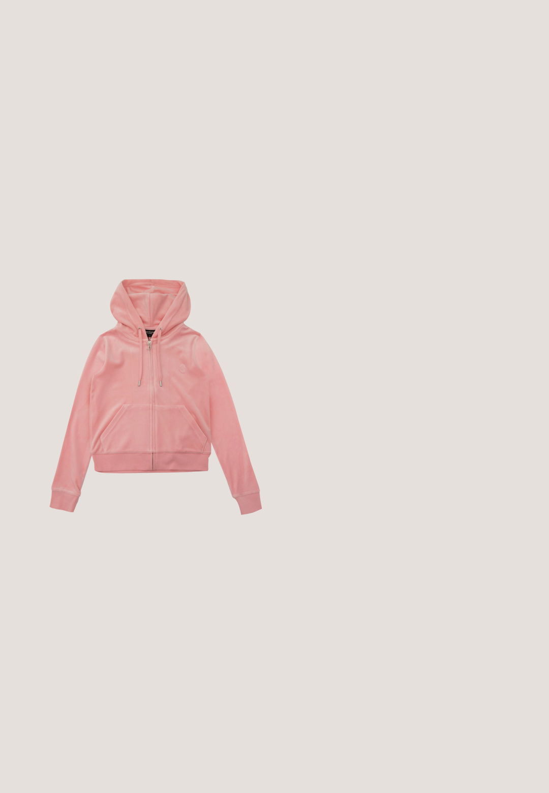 Roze velours zip-up hoodie met een kangoeroezak, verstelbare trekkoordkap en ribgebreide manchetten en zoom. Bevat een subtiele logodetail.; Roze haltertop met strik in de nek en strassletters die "Juicy" aan de voorkant spellen.; Uitgebreide blauwe jeans van denim, met een klassiek vijf-pocket ontwerp, lichte wassing en contrasterende stiksels langs de naden.; Witte chunky sneaker met dikke zool, veters aan de voorkant en een glad bovenwerk van synthetisch materiaal met subtiele stikdetails.; Een paar rechthoekige zonnebrillen met lichtblauwe doorzichtige monturen en donkergrijze glazen, met rechte pootjes en minimale hardwaredetails.; Zwarte tas met rhinestone versieringen, een gebogen vorm en een zilveren kettinghandvat. Voorzien van een rits en het "Juicy" logo in het wit.