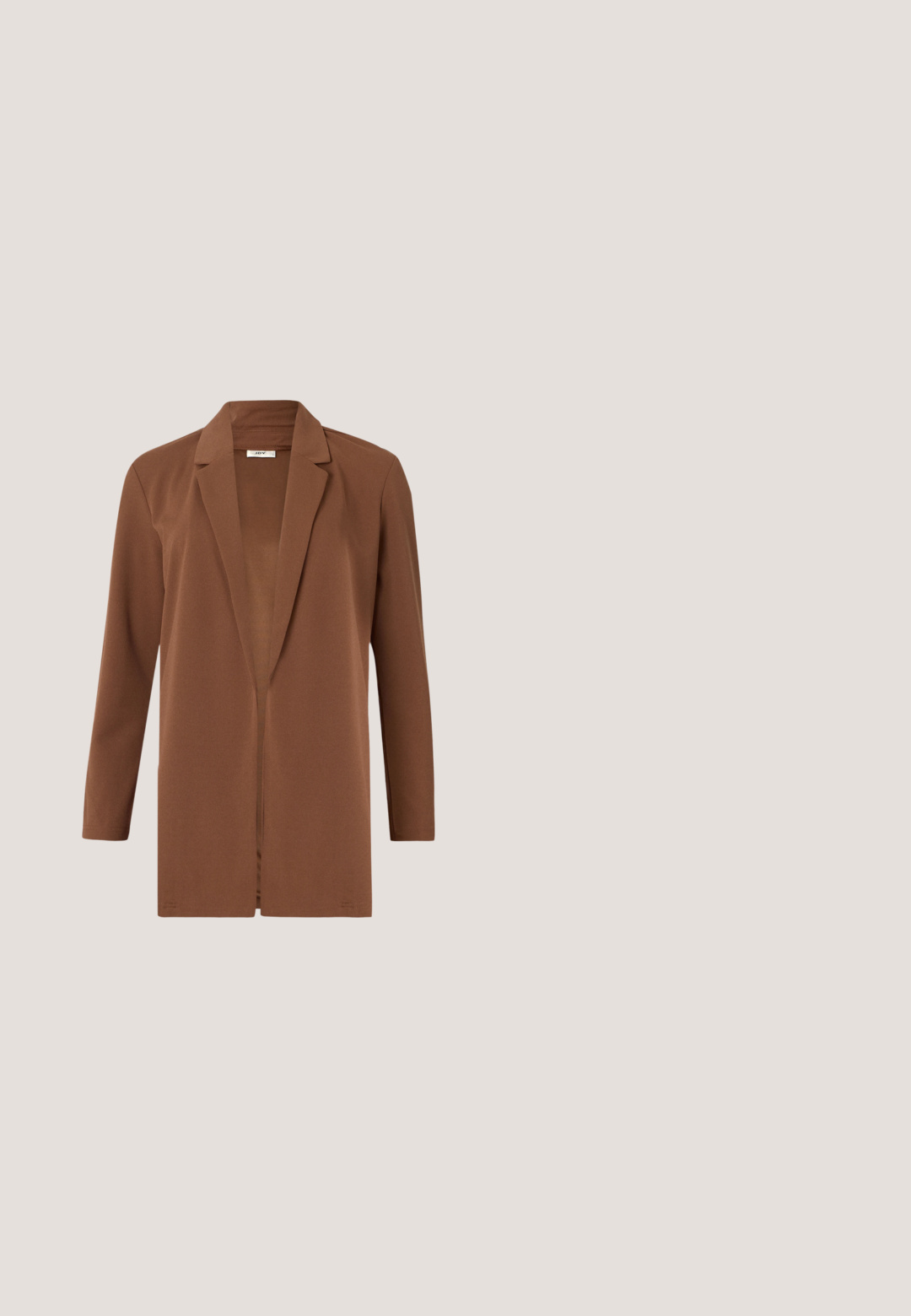 Brun blazer lavet af glat stof, med spids krave, lange ærmer og et åbent frontdesign uden lukninger.; Orange kortærmet strikket sweater med flæseærmer, der har et tekstureret mønster og en ribbet kant. Mærkeetiketten er synlig på forsiden.; Brune og orange mønstrede bukser med et bindebælte, vid ben design, glat stof, med en abstrakt leopardprint tekstur.; Platform sneakers med et brunt og cremefarvet camouflage-mønster, kontrasterende lysebrune såler og hvide snørebånd. Overdelen har blandede materialer og teksturer.; Brun læder rygsæk med et unikt buet design. Båret diagonalt, parret med højlivet blå denimjeans med gul syning.; Et par glansende brune dråbeformede øreringe med subtile mørkere mønstre på en hvid baggrund.