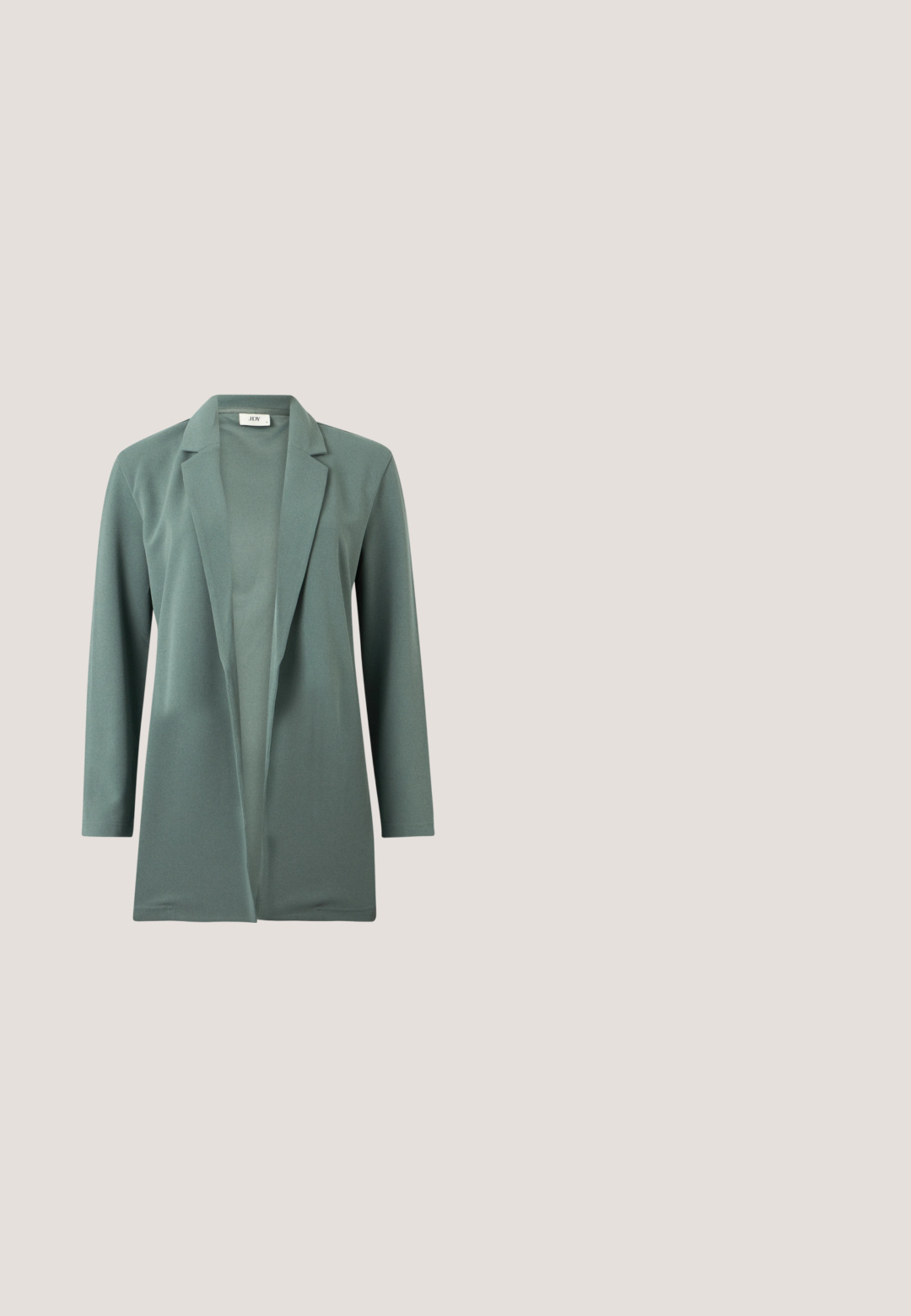 Blazer verde de manga larga hecho de tela suave. Presenta un cuello con muesca y un diseño de frente abierto. Sin cierres o adornos visibles.; Camiseta de manga corta de color verde oscuro, hecha de tela suave. Presenta un cuello redondo y un diseño simple y recto. Sin patrones ni adornos.; Pantalones tapered de color verde oscuro con cinturilla ajustable, que presentan pliegues y un tejido texturizado. Ajuste suave y ceñido sin bolsillos.; Tacones slingback de charol beige con punta afilada y un tacón de 5 cm, con lados recortados y una delgada correa en el tobillo.; Bolso de mano texturizado en verde oliva con asa superior, herrajes plateados, correa desmontable y una bufanda a cuadros verde y blanca atada al asa.; Pendientes de aro plateados incrustados con cristales facetados transparentes, con cierre de poste y tapones auriculares transparentes sobre un fondo blanco.