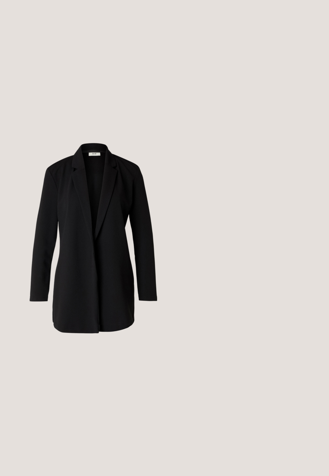 Zwarte op maat gemaakte blazer van soepel stof, met een gelapte kraag, lange mouwen en een open voorkant zonder knopen of bevestigingsmechanismen.; Zwarte top met een V-hals, voorzien van doorschijnende, grijs met stippen geplooide mouwen en een aansluitend lichaam. De stof is soepel met een lichte textuur.; Zwarte midi-rok met een gladde textuur, rechte silhoutte en een ritssluiting aan de achterkant. Bevat subtiele plooien voor extra detail en beweging.; Benen met zwarte smalle broek met voorsplitten aan de zoom, gecombineerd met zwarte platte Mary Jane-schoenen met een klein gespje.; Zwarte leren schoudertas met een gebogen klep die is bevestigd met een ronde metalen sluiting en een smalle, verstelbare band.; Een paar middelgrote glanzende zilveren oorringen met dunne metalen sluitingen op een lichte neutrale achtergrond.