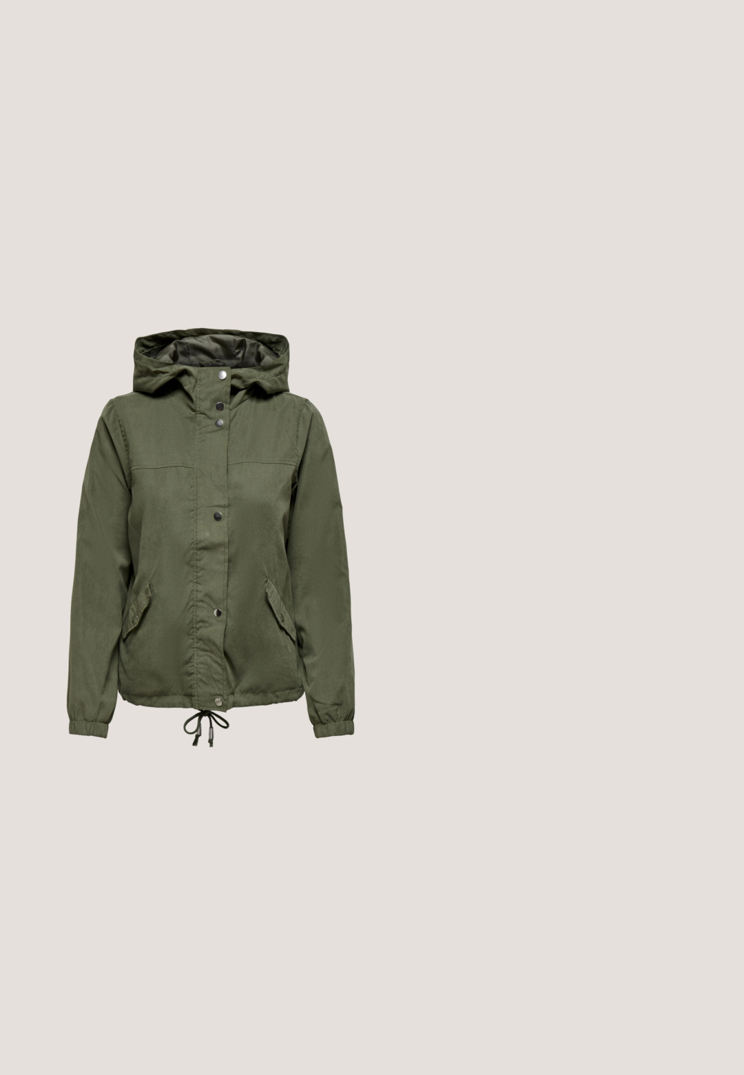 Chaqueta tipo cortaviento de color verde olivo con capucha, botones de presión, dos bolsillos laterales, dobladillo ajustable con cordón y puños elásticos. Textura suave.; Top peplum negro con flores y tirantes ajustables; presenta un estampado floral colorido en rosa y amarillo, cintura fruncida y un dobladillo con volantes.; Pantalones negros de pierna ancha con bordado floral blanco en los dobladillos y los laterales, cintura elástica con cordón ajustable.; Zapatilla con estampado de leopardo y parte superior texturizada similar a la piel, detalles en beige y tres rayas blancas. Suela exterior de goma gris con dibujo pronunciado.; Bolso tote de cuero amarillo con dos asas, diseño minimalista y pequeño logo plateado "BIMBA Y LOLA" cerca del centro inferior.; Pendientes de aro dorados con un diseño retorcido, que presentan una textura suave y brillante y una punta afilada; ligeros, con un vástago delgado para el cierre.