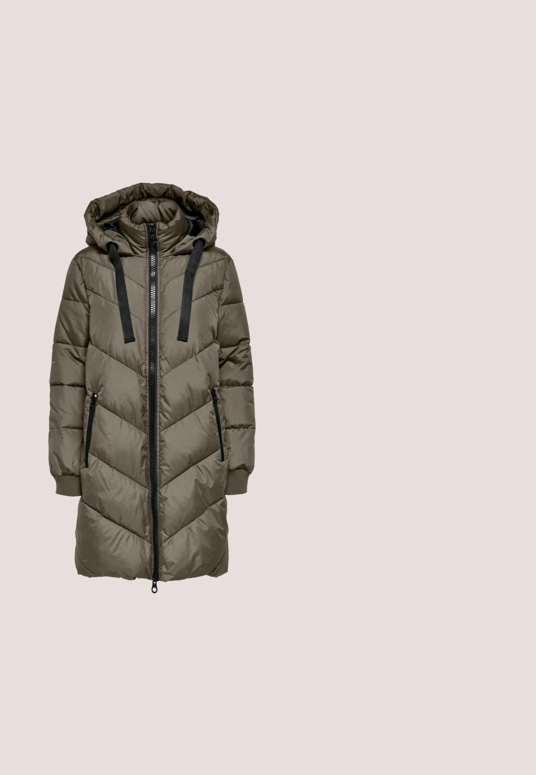 JDY JDYSKYLAR - Vinterfrakke - vetiver; Grøn ribstrikket sweater med høj hals og lange ærmer. Blød tekstur, afslappet pasform og subtile farvevariationer over det hele.; Grå skinny jeans med høj talje med fire hvide knapper og forlommer, vist på en ensartet lysegrå baggrund.; Sort platform-sneaker med tyk rillede sål, sorte snørebånd og mørkelilla stofoverdel med pletter, sidevisning på hvid baggrund.; Grå tekstureret håndtaske med en polstret hank, mesh-detaljer, justerbar rem og en frontlås. Kompakt design med en afrundet form.; Sølv runde søstikker med central klar ædelsten omgivet af mindre ædelsten og indgraveret "GUESS"-logo omkring kanterne.