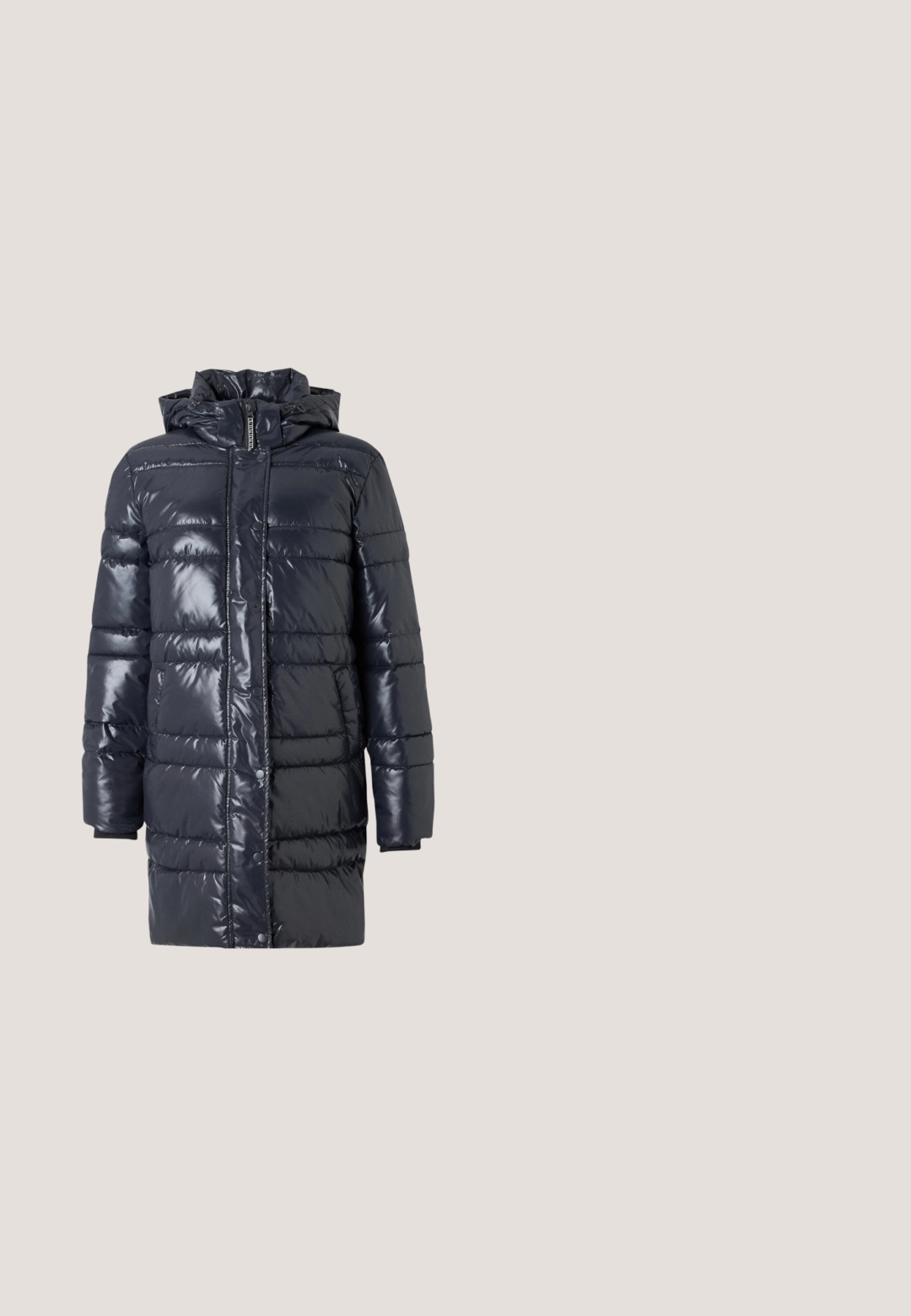 Pufferjack met een glanzende donkerblauwe afwerking, voorzien van een capuchon, lange mouwen, drukknoopsluitingen en horizontaal gequilte secties voor isolatie.; Noisy May NMSUTTON CHERRY  - Trui - light grey melange; Rode metalen wijde jeans met een glanzende afwerking, vijf zakken ontwerp en stikselaccenten. Voorzien van een knoop- en ritsluiting.; Zwarte enkellaarzen van mat synthetisch materiaal, met een zijrits, chunky plateauzool met gegroefde randen en verstevigde stiksel.; Zwarte leren handtas met een gladde textuur. Beschikt over een verstelbare schouderband en een strak, minimalistisch ontwerp met een ritssluiting.; Zilveren creolen met een glad, afgerond ontwerp en een glanzende afwerking. Voorzien van een eenvoudige scharnier sluiting voor gemakkelijk dragen.