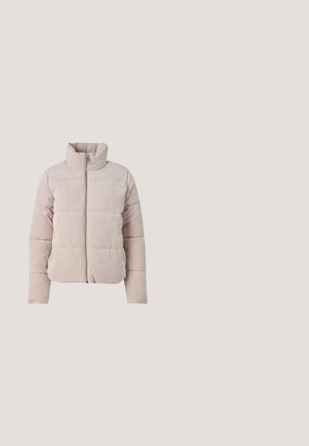 Doudoune en corduroy beige clair, avec un col haut, une fermeture éclair à l'avant et un design matelassé à rayures horizontales.; Pull beige à manches courtes avec un design en tricot texturé et à motifs, avec poignets et ourlet côtelés.; Chemise beige à manches longues en tissu doux, dotée d'une fermeture à boutons avec des boutons en bois et d'un design de col classique.; Pantalons en velours côtelé beige évasés avec une finition texturée, deux poches avant, une fermeture éclair et un bouton en métal argenté.; Baskets en velours côtelé marron avec trois bandes Velcro, semelle en caoutchouc blanc et tissu texturé pour plus de détail.; Sac bandoulière en daim marron avec rabat en cuir vert olive et fermoir doré, doté d'une fine bandoulière réglable.