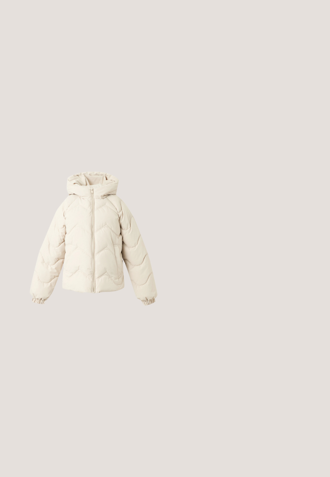 Beige gewatteerde jas met capuchon, ritssluiting aan de voorkant, doorgestikt chevronpatroon, lange mouwen met elastische boorden en voorzakken.; Beige gebreide cropped hoodie met lange mouwen en trekkoorden, getoond op een effen lichte achtergrond.; Crème-kleurige recht gesneden sweatpants met elastische tailleband en trekkoord op een effen witte achtergrond.; Witte platformsneaker met gouden ketting met hangers in de vorm van een schelp, zeester en schelpop de buitenkant, tegen een effen achtergrond.; Beige schoudertas van glad leer met een ritsluiting. Kenmerkt zich door een eenvoudig ontwerp, een slanke schouderband en metalen hardwareaccenten.; Zilveren oorringen met open ronde vorm, bezet met heldere gefacetteerde kristallen, met postbevestigingen en transparante oorstoppers op een witte achtergrond.