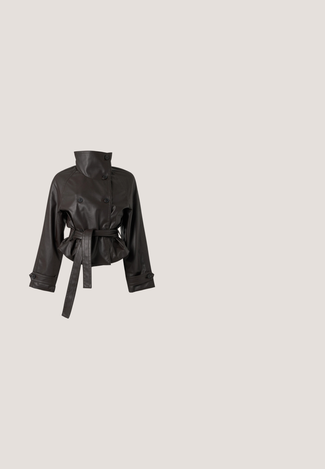 Donkerbruine jas van kunstleer met een hoge kraag, grote knopen, een ceintuur in de taille en met knopen afgesloten manchetten aan de lange mouwen.; Zwarte geribde gebreide tanktop met dunne bandjes en gegolfde randen langs de halslijn en zoom.; Zwarte high-waist wijde broek met een sluiting aan de voorkant met knoop en rits, met subtiele plooien onder de tailleband.; Zwarte puntschoen met slingback van soepel leer. Kenmerkt zich door een dunne hak en een gespdetail op de verstelbare band.; Zwarte leren handtas met twee verlengde handvatten, ritsluiting en ronde vorm; gladde textuur met subtiele glanzende afwerking.; Twee zilveren kralenarmbanden op een witte achtergrond; één met onregelmatige kralen en de andere met uniforme kralen en een kleine druppelvormige bedel.