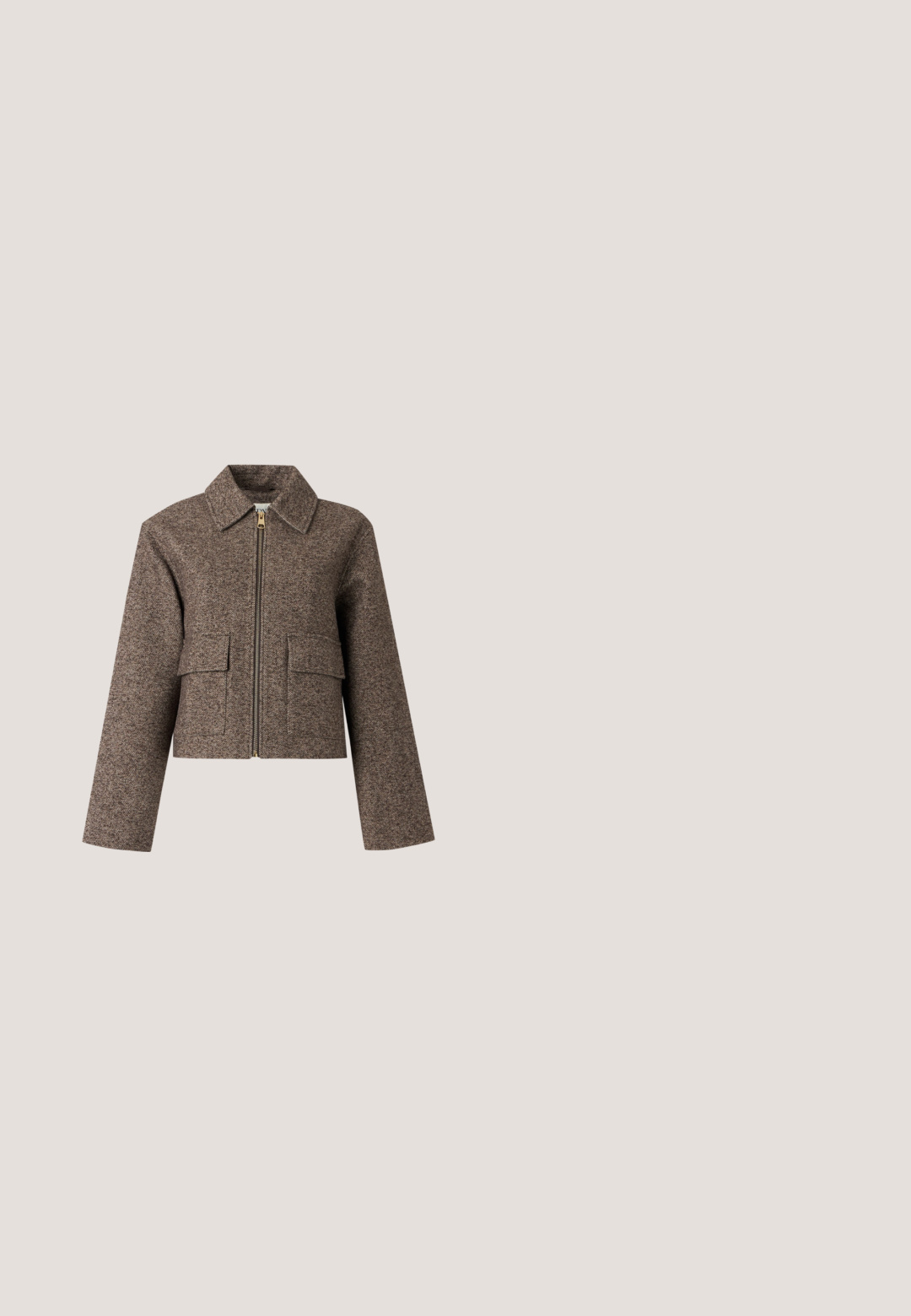 Brun cropped uldjakke med lange ærmer, forreste lynlås, spids krave og to klaplommer på en ensfarvet baggrund.; Beige ærmeløs top med en dyb V-udskæring og indpakningsdesign. Fremstillet af glat stof med subtile plisseringer ved skuldrene og en tætsiddende talje.; Mørkebrun skræddersyet beklædningsgenstand med lodret plissédetalje på glat stofoverflade.; Brune kunstlæder stiletter med spidse tæer og krokodilletekstur, der har en slank, vinklet hæl og en glat inderside.; Brun læderhandtaske med en sammensnøring, guld kædestrop og blød, struktureret overflade. Kompakt form velegnet til aftensbrug.; Guldtonet kædehalskæde med seks uregelmæssige, hamret ovale og runde metalplader forbundet sammen og justerbar lås.