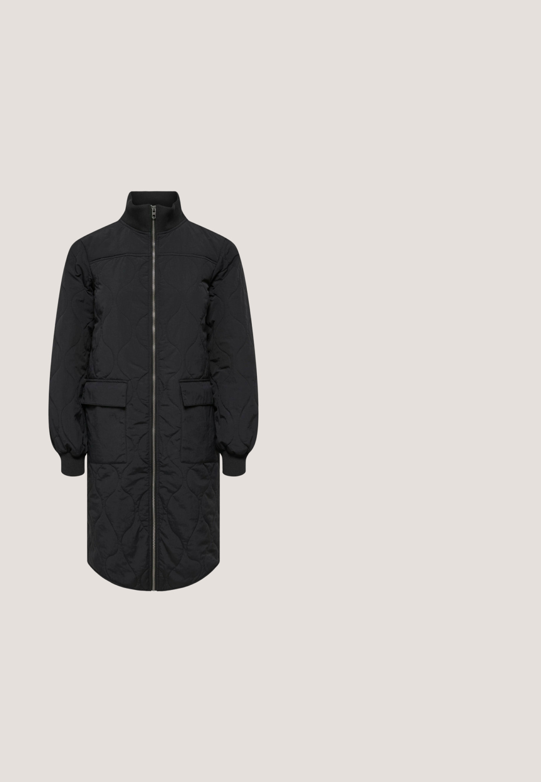 Manteau long matelassé noir avec fermeture éclair frontale, deux poches à rabat, poignets côtelés et col montant.; Sweatshirt noir court avec un col rond, des épaules tombantes et des poignets côtelés. Fait de tissu texturé, il présente un design simple.; T-shirt blanc à manches courtes en coton lisse. Doté d'un col rond et d'une coupe droite, sans motifs ni ornements.; Pantalons de survêtement noirs, à jambes larges, en tissu doux, avec une taille élastique et un cordon de serrage. Jambes droites et sans poches visibles.; Baskets blanches avec un design texturé, semelle plate, bout rond et accent noir au talon. Comprend six œillets et des lacets unis.; Sac fourre-tout en cuir noir avec une forme structurée, des poignées doubles et un design sans couture. Présente une surface texturée et des coutures accentuées.