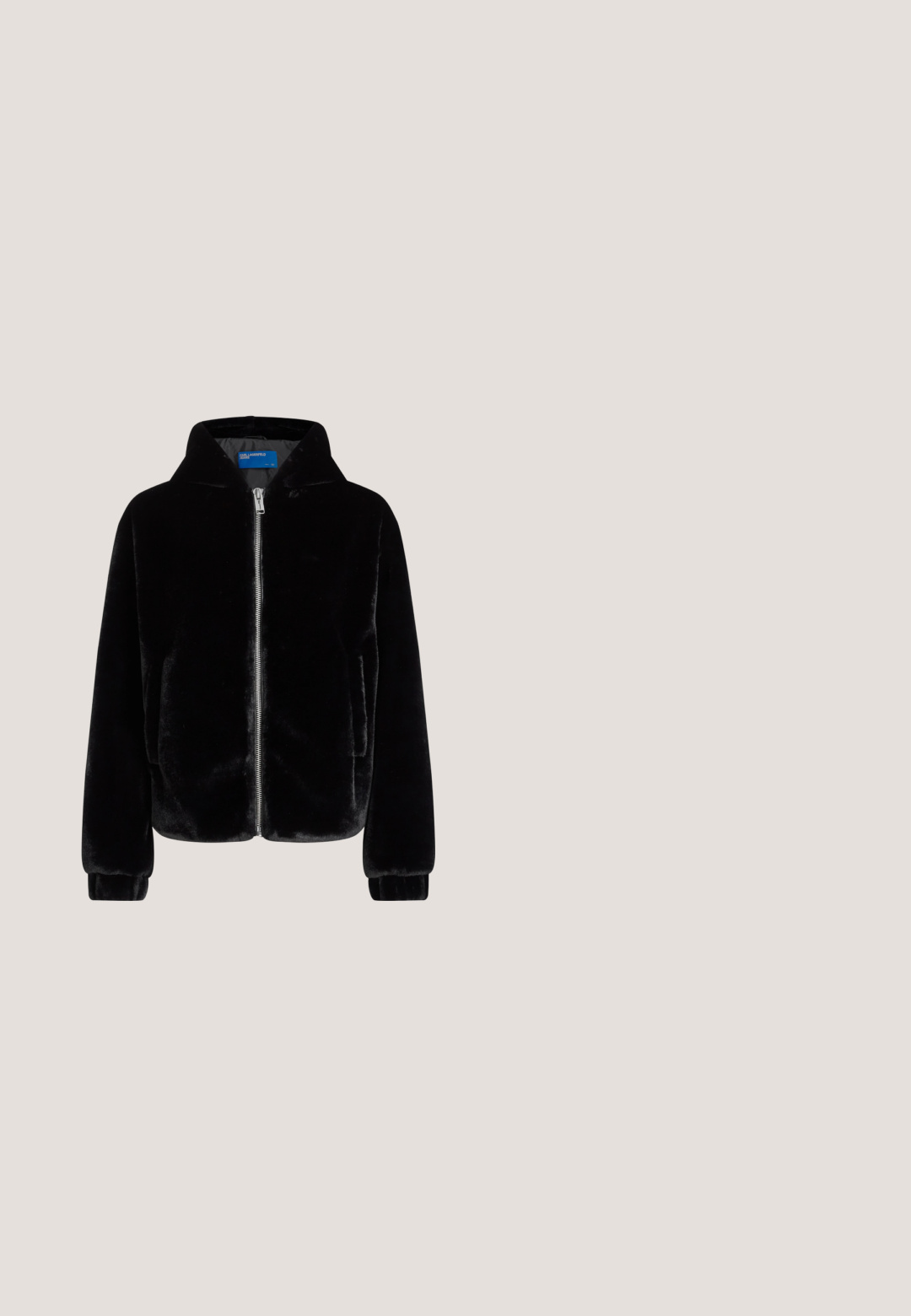 Sort faux fur zip-up jakke med hætte, der har sidelommer og ribbede manchetter, som tilbyder en blød tekstur og en afslappet pasform.; Lysegrøn bomuld T-shirt med korte ærmer, med "Juicy" broderet i rhinsten på tværs af brystet. Klassisk rund halsudskæring.; Blå høj talje vidde-ben denim jeans med forreste knap og lynlås, bæltestropper og klassisk fem-lomme design.; Blå lærreds-sneakers med hvide snørebånd og gummisål, der svæver over træfliser udendørs med en sløret væg og grønt løv i baggrunden.; Blå denim og læder Guess håndtaske med cirkulære håndtag, quiltet logo mønster, detaljer i guldfarvet spænde og aftagelig skulderrem.; Øreringe i guldfarvet metal med hulskårne hjerteformer og rhinsten, med en poleret finish og en sikker lukning med stift.