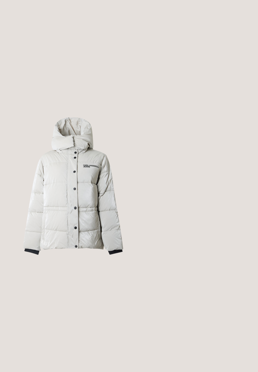 Witte gewatteerde winterjas met hoge kraag, zwarte drukknopen, zwarte binnenmanchetten en "KARL LAGERFELD JEANS" logo op de borst.; Zwarte gebreide trui met lange mouwen en witte gestikte accenten op kraag, manchetten en zoom, met een witte decoratieve patch met losse draden aan de voorkant.; ONLY ONLNEW LINA GRACE LS EMB SHIRT NOOS WVN - Overhemdblouse - bright white/black; Witte denim jeans met hoge taille en brede pijpen, omgeslagen zomen, lussen voor een riem, knoop aan de voorkant, ritssluiting en zij- en achterzakken.; Zwarte enkellaars van lakleer met elastische zijpanelen, een spitse neus en een uniek sculpturaal hakontwerp met een klein figuurtje.; Blauwe doorgestikte denim schoudertas met zwarte riem en zilveren "K"-logo aan de voorkant, afgebeeld op een effen witte achtergrond.
