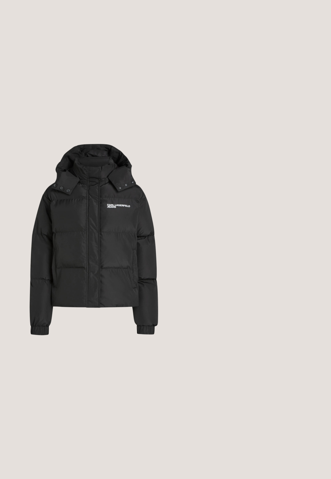 Sort dunjakke med høj krave, knap-af hætte og "Karl Lagerfeld Jeans" logo på brystet.; Sort cropped hoodie lavet af blød stof, med en fronlomme, snor i hætten og hvid tekstlogo "KARL LAGERFELD JEANS."; Sort T-shirt med korte ærmer og hvid skrift "Karl" logo på brystet samt rund halsudskæring.; Sorte sweatpants med elastisk talje, justerbar snor og tætsiddende manchetter. Har et hvidt logo trykt på venstre side.; Sort læder sneakers med hvid platformssål, hvide nitter, der danner "Karl" skrift på siden, og sorte snørebånd med metaløjer.; Sort stof håndtaske med to håndtag og en justerbar rem. Har hvid tekstlogo "KARL LAGERFELD PARIS 21 RUE ST-GUILLAUME." Hvid lynlås.