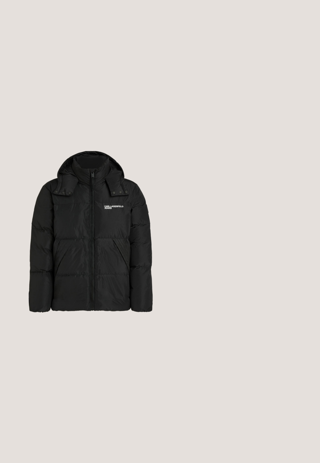 Zwart gewatteerd jack met capuchon, rits aan de voorkant, zijzakken en een "Karl Lagerfeld Jeans"-logo op de linker bovenborst.; Zwarte trui met lange mouwen en ronde hals met klein wit "KARL LAGERFELD" logo op de bovenste linkerborst.; AllSaints BRACE CREW - T-shirt basic - CARTER GREY; Grijze jeans met een rechte pijp en middelhoge taille, met een vervaagd voorpand, knoopsluiting, riemlussen en een vijfzakkenontwerp.; Zwarte leren enkellaars met dikke zool, veters aan de voorkant, gewatteerde kraag en een geperst logo aan de zijkant en op de zool.; Zwarte rechthoekige crossbodytas met reliëfpatroon, zilveren rits en "Karl Lagerfeld" logo op het voorpaneel en verstelbare band.