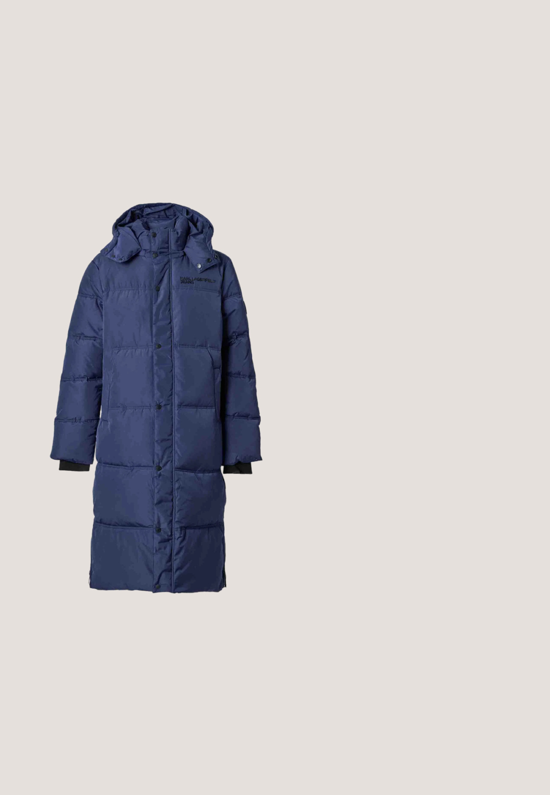 Long manteau d'hiver matelassé bleu marine avec capuche, boutons sur toute la longueur à l'avant et logo visible de la marque sur la poitrine.; Sweatshirt marron en tissu doux, avec un col rond et des poignets côtelés. Comprend un petit logo graphique sur la poitrine gauche.; T-shirt noir à manches courtes avec col rond, logo subtilement embossé sur la poitrine et texte "KARL LAGERFELD" à l'intérieur du col.; Jean en denim bleu foncé avec une coupe droite, comportant cinq poches, des coutures orange contrastées et une fermeture à bouton à la taille.; Baskets hautes en suede marron avec un laçage à l'avant, semelle en caoutchouc et une languette au dos. Présente un logo sur le côté.; Sac messager noir avec texture géométrique, rabat en cuir lisse, garnitures argentées et bandoulière réglable ; comprend un compartiment zippé.