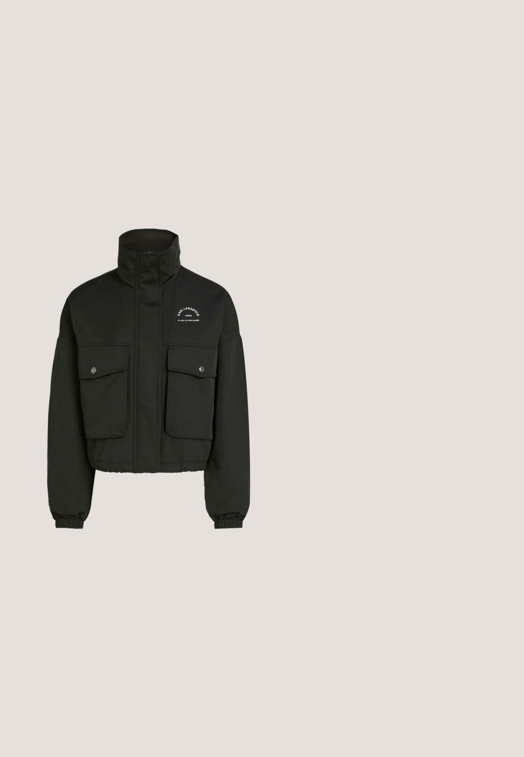 Čierna skrátená bunda s vysokým golierom, dve náprsné vrecká s chlopňami a gombíkmi, elastické manžety a biele logo "Karl Lagerfeld Paris" na hrudi.; Čierny dlhý rukáv crewneck sveter s bielym textom "KARL LAGERFELD PARIS 21 RUE ST-GUILLAUME" na hornej ľavej časti hrudníka.; Čierne bavlnené tričko s krátkymi rukávmi so bielym nápisom "lala BERLIN" v kurzívnom písme na hrudi. Klasický dizajn s okrúhlym výstrihom.; Biele šortky z mäkkej tkaniny, s čiernym lemovaním po stranách, elastickým pásom a predným sťahovacím šnúrkou. Logo umiestnené na bokoch.; Biele tenisky Karl Lagerfeld s viazaním vpredu, čierno-bežovou logom a metalicky strieborným pätkovým panelom, plávajúce nad sivou podlahou.; Čierna obdĺžniková kabelka s dvoma rúčkami a odnímateľným remienkom, na ktorej je biely nápis: "KARL LAGERFELD PARIS 21 RUE ST-GUILLAUME."